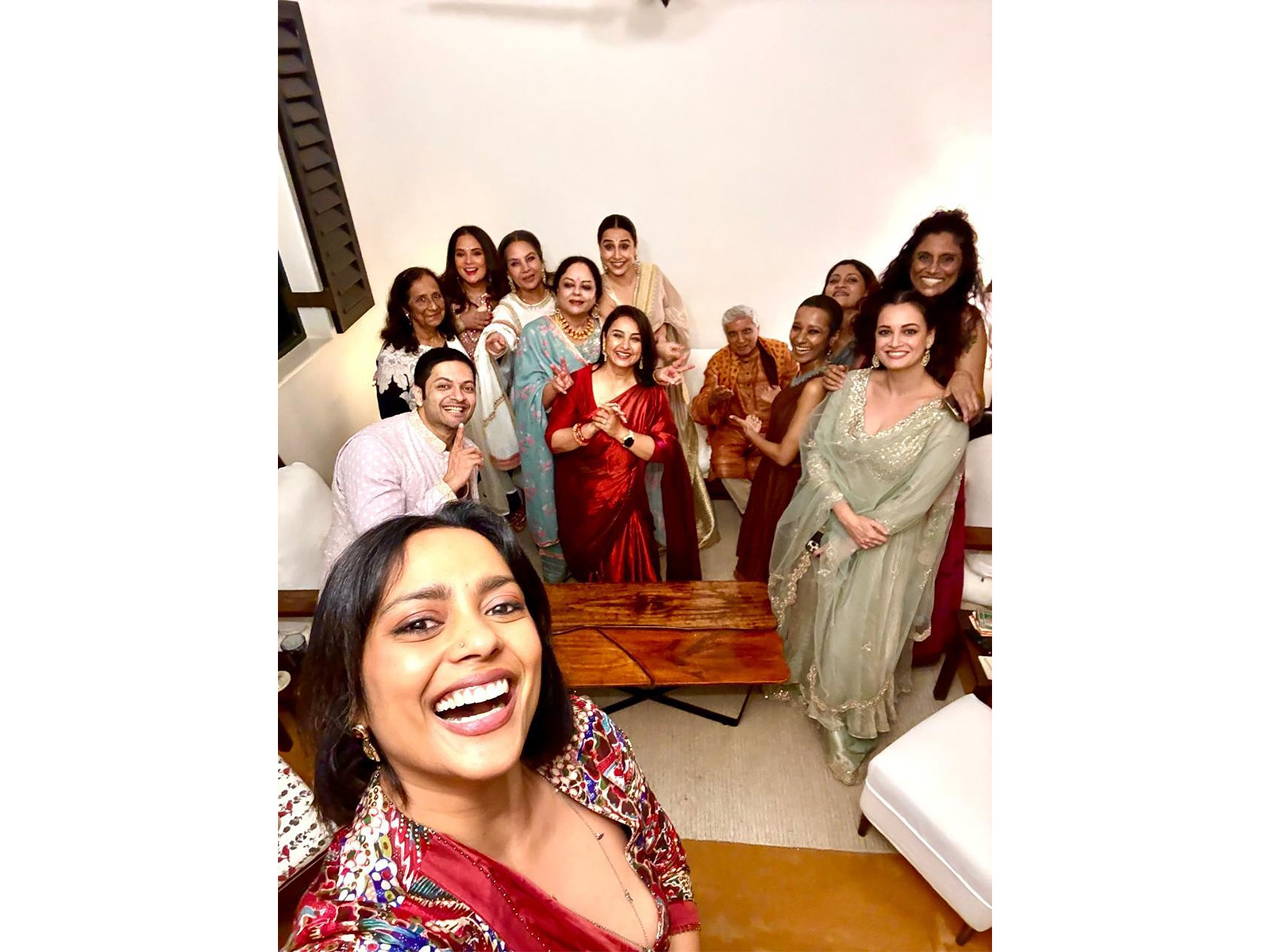 Shabana Azmi, Javd Akhtar in Diwali gathering (Photo/Instagram@azmishabana18) Shabana Azmi, Javd Akhtar in Diwali gathering (Photo/Instagram@azmishabana18)