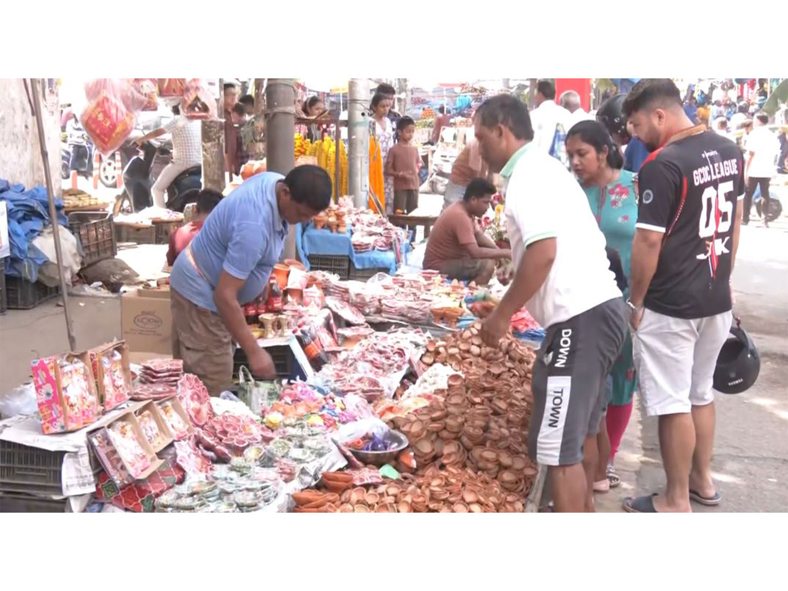 People visit Guwahati markets on Diwali (Photo/ANI) People visit Guwahati markets on Diwali (Photo/ANI)