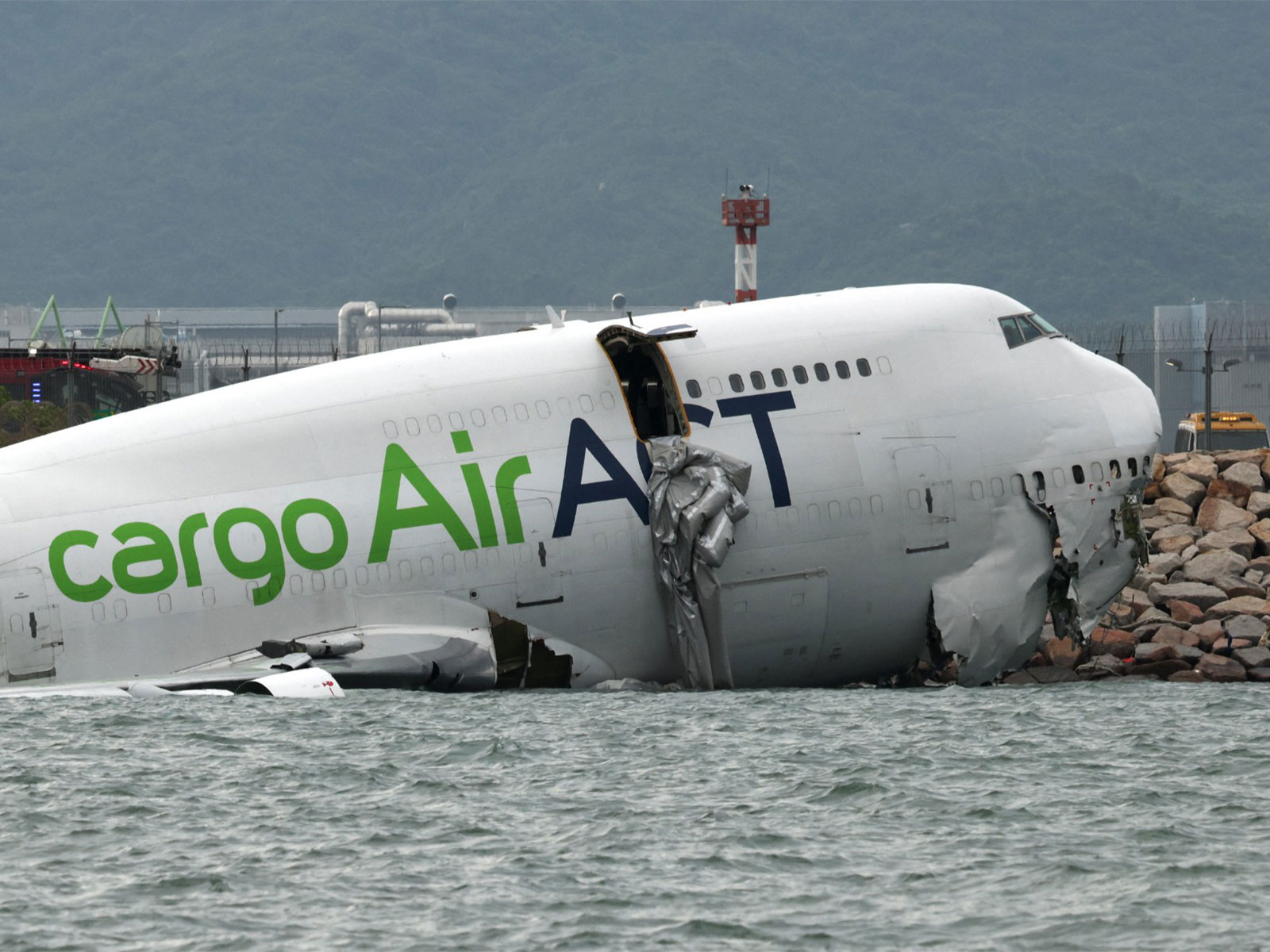 A cargo plane lies partially in the sea after veering off the runway during landing at Hong Kong International Airport on October 20, 2025. (Photo/Reuters) A cargo plane lies partially in the sea after veering off the runway during landing at Hong Kong International Airport on October 20, 2025. (Photo/Reuters)