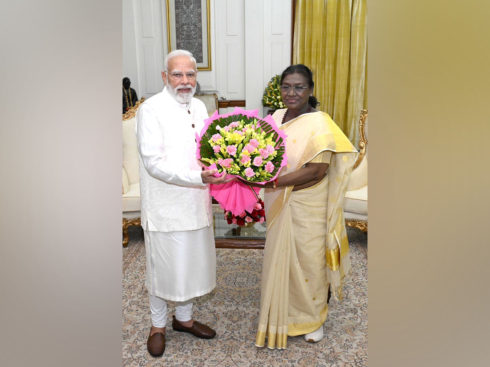 Prime Minister Narendra Modi calls on President Droupadi Murmu, exchanges Diwali greetings. (Photo/@rashtrapatibhvnX) Prime Minister Narendra Modi calls on President Droupadi Murmu, exchanges Diwali greetings. (Photo/@rashtrapatibhvnX)