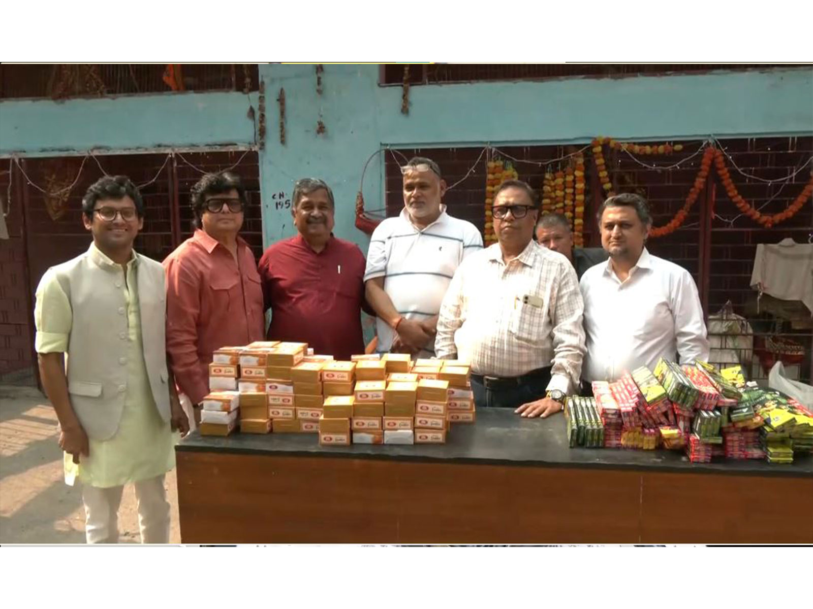 VHP distributes sweets to Basti children (Photo/ANI) VHP distributes sweets to Basti children (Photo/ANI)