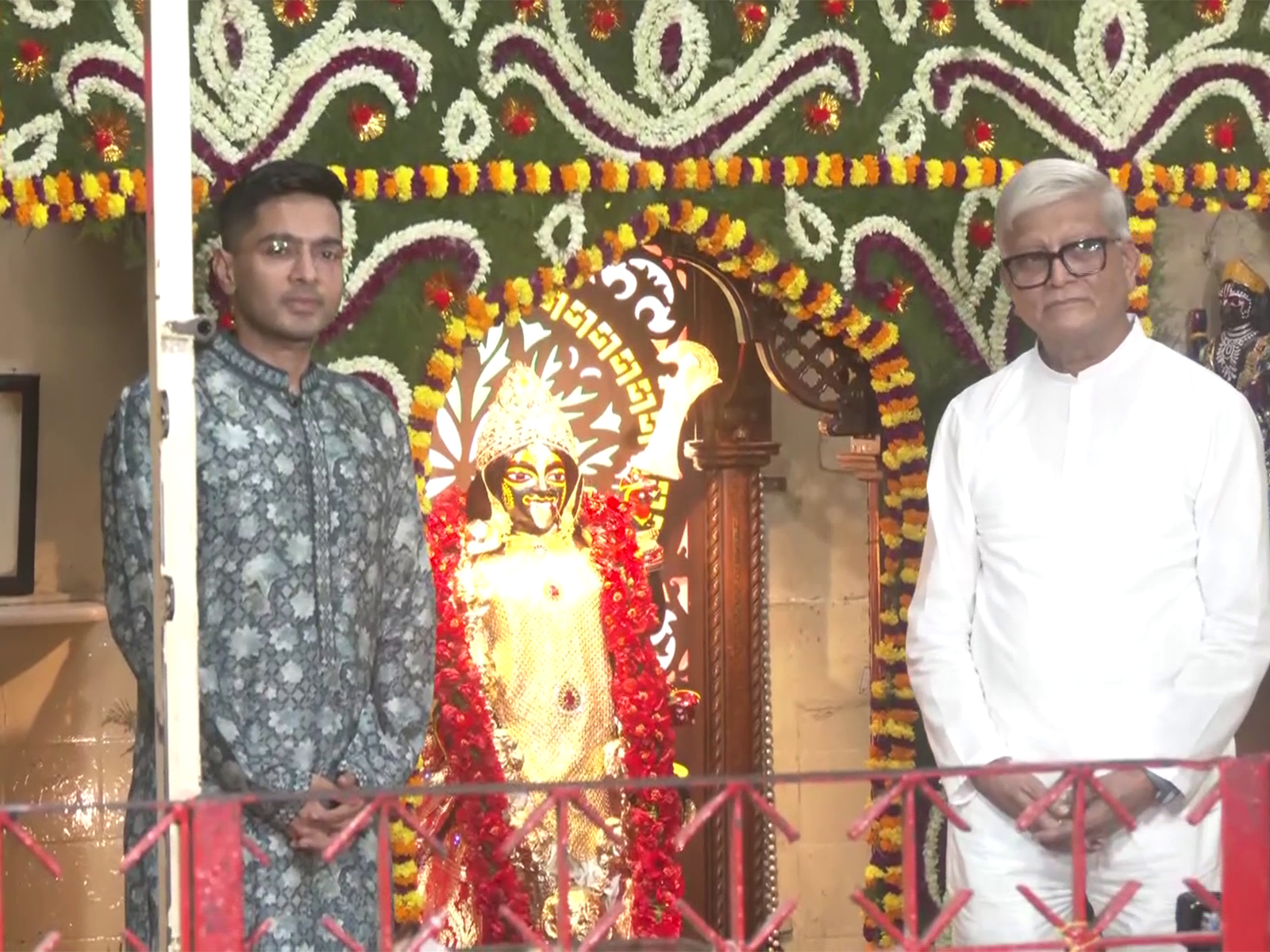 Abhishek Banerjee visits Kalighat temple (Photo: ANI) Abhishek Banerjee visits Kalighat temple (Photo: ANI)