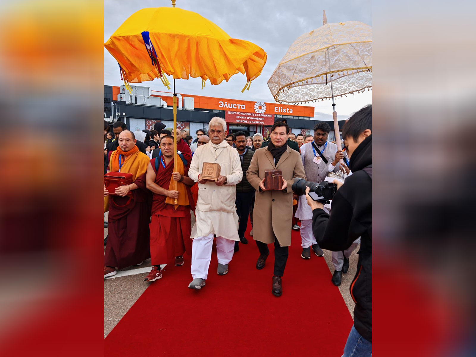 Jammu and Kashmir Lieutenant Governor Manoj Sinha with the holy relics (Photo/X@IndEmbMoscow) Jammu and Kashmir Lieutenant Governor Manoj Sinha with the holy relics (Photo/X@IndEmbMoscow)