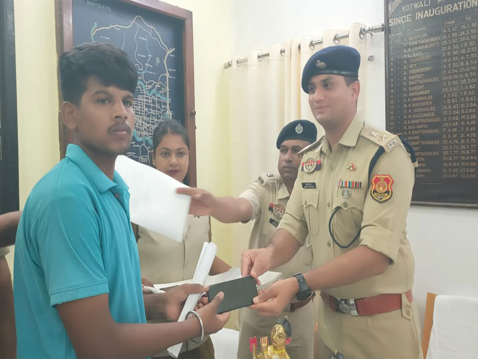 West Agartala Police returns 30 recovered mobile phones to owners (Photo/ANI) West Agartala Police returns 30 recovered mobile phones to owners (Photo/ANI)