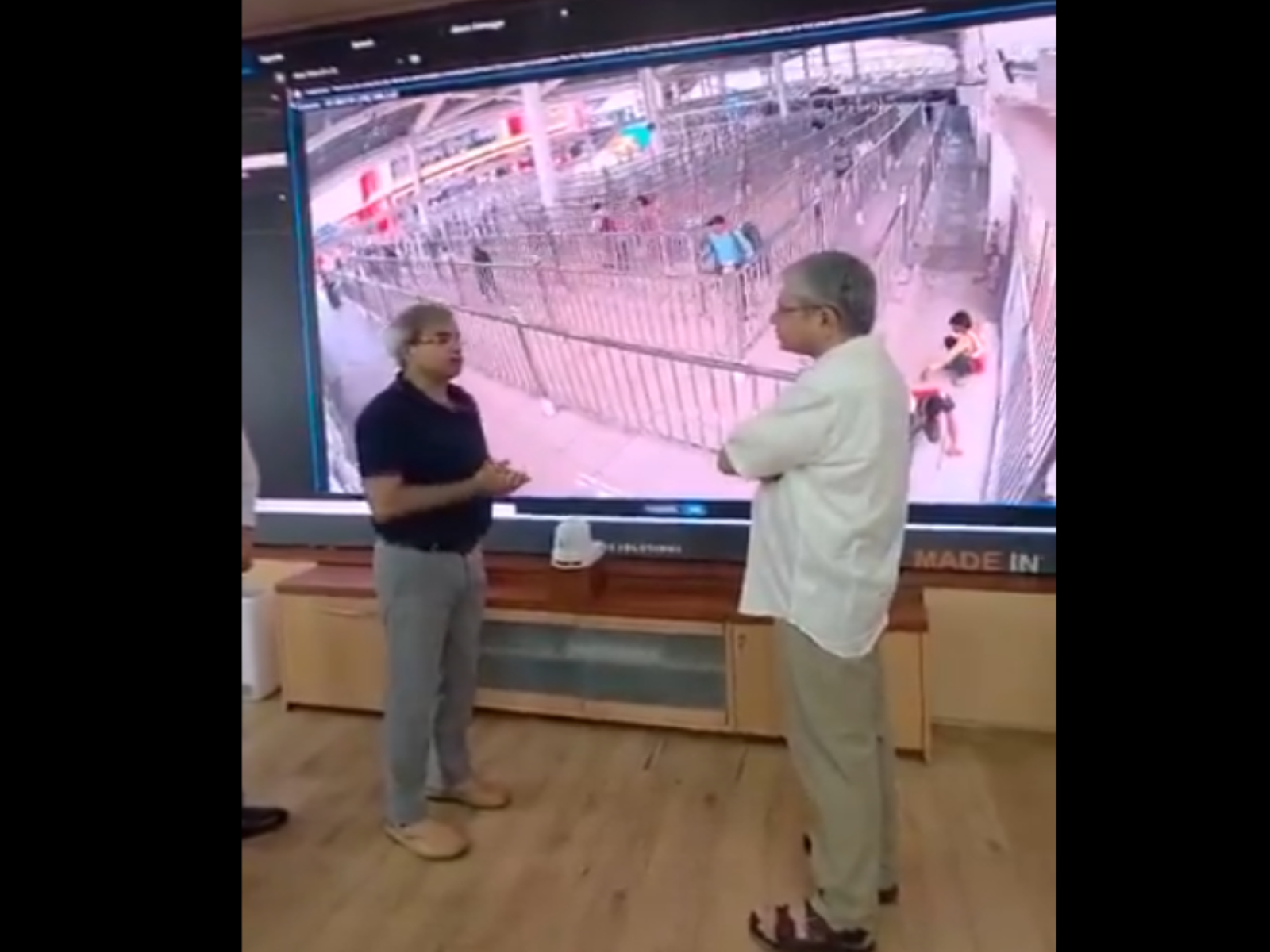 Union Minister Ashwini Vaishnaw reviews passenger movement at Railway Board War Room. (Photo/ @RailMinIndiaX) Union Minister Ashwini Vaishnaw reviews passenger movement at Railway Board War Room. (Photo/ @RailMinIndiaX)