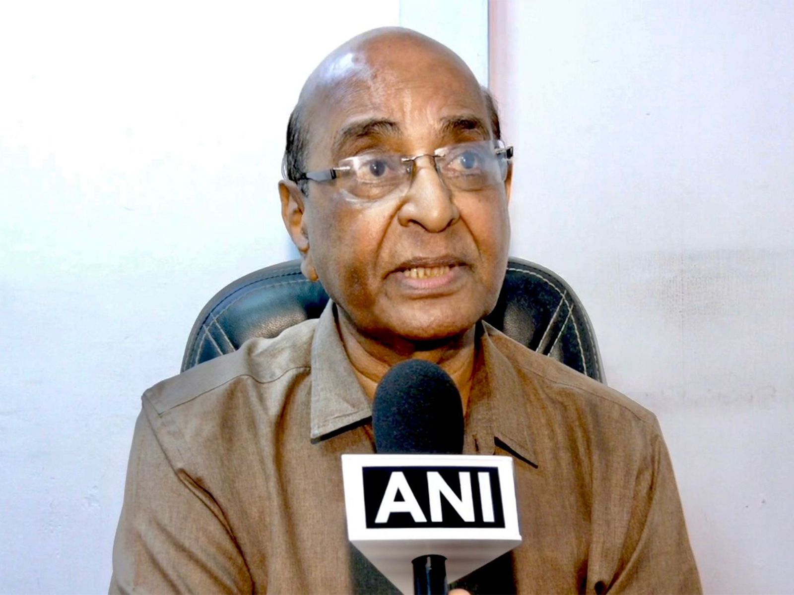 Legendary actor Asrani's manager Babu Bhai Theeba (Image source: ANI) Legendary actor Asrani's manager Babu Bhai Theeba (Image source: ANI)