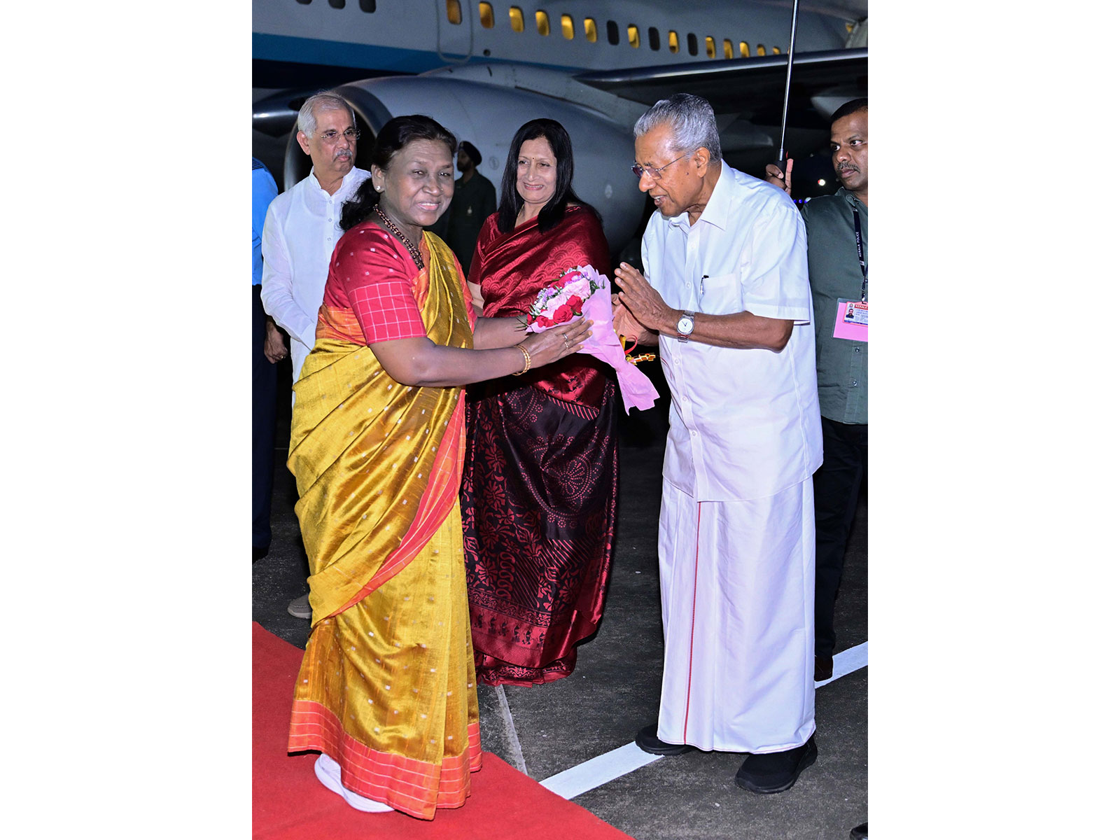 President Droupadi Murmu at Thiruvananthapuram Airport (Photo/@rashtrapatibhvnX) President Droupadi Murmu at Thiruvananthapuram Airport (Photo/@rashtrapatibhvnX)