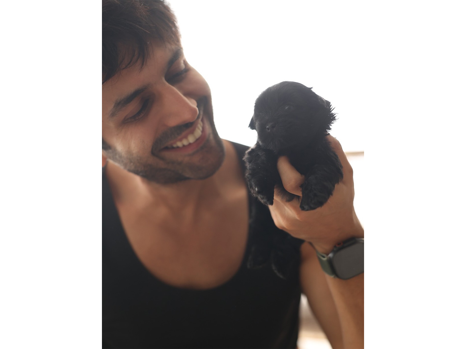 Actor Kartik Aaryan with his pet (Image source: Kartik's Instagram) Actor Kartik Aaryan with his pet (Image source: Kartik's Instagram)