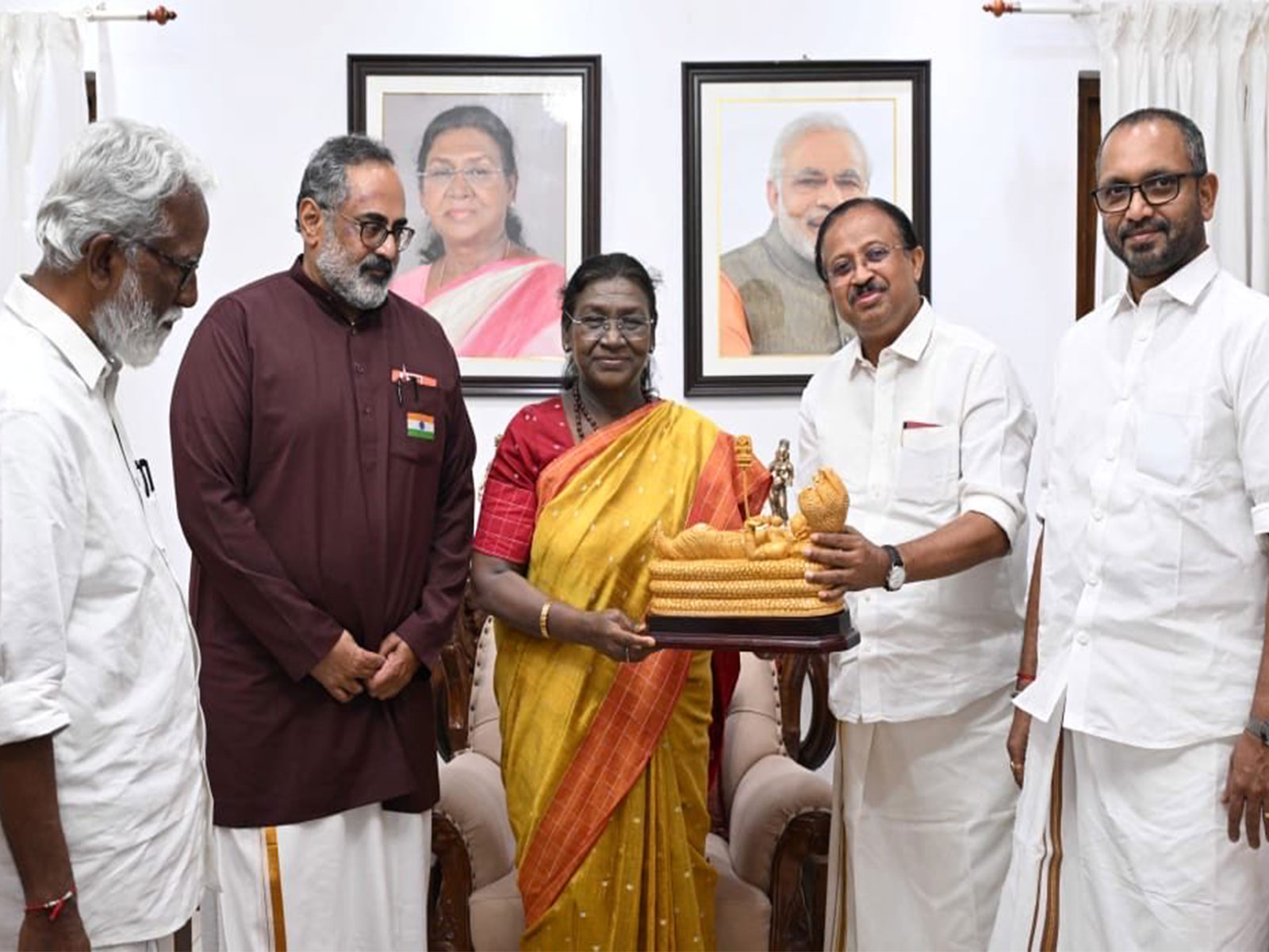 Fomer Union Minister V Muraleedharan with President Droupadi Murmu (Photo/X/@VMBJP) Fomer Union Minister V Muraleedharan with President Droupadi Murmu (Photo/X/@VMBJP)