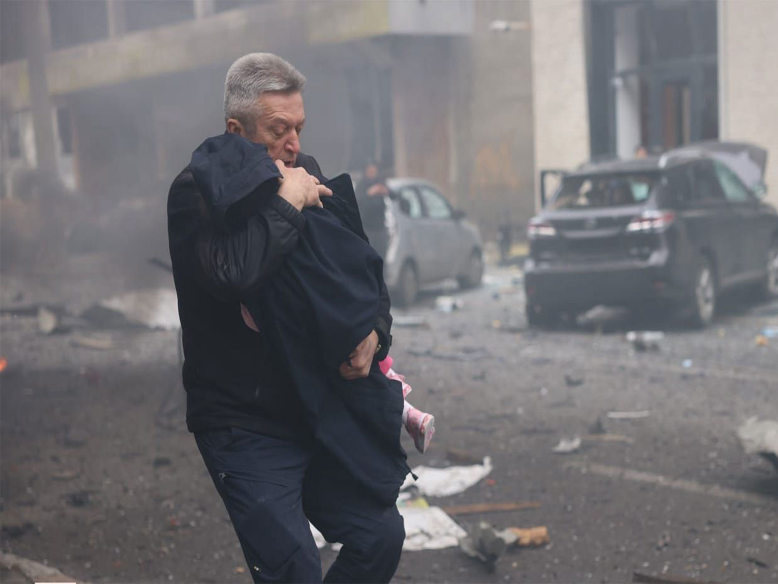 A man saves a child after a Russian drone strike (Photo:X/@ZelenskyyUa) A man saves a child after a Russian drone strike (Photo:X/@ZelenskyyUa)