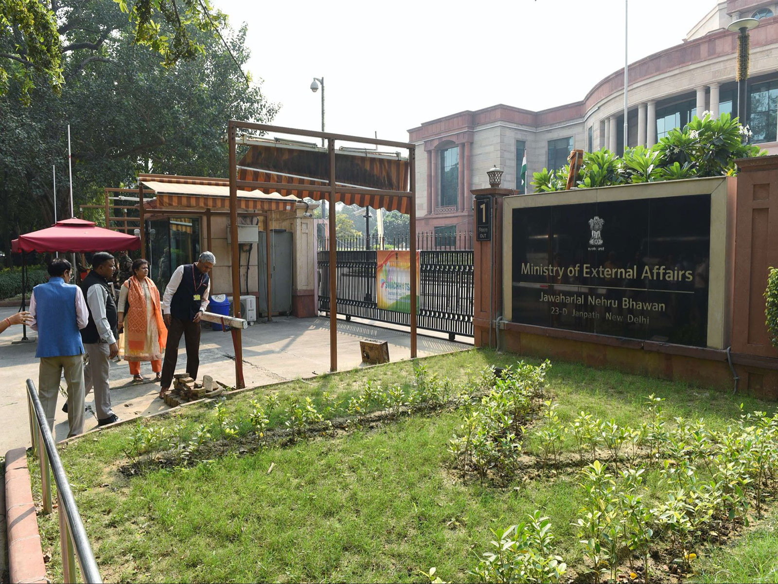 Secretary (East) reviews cleanliness drive at MEA headquarters (Photo:X/@MEAIndia) Secretary (East) reviews cleanliness drive at MEA headquarters (Photo:X/@MEAIndia)