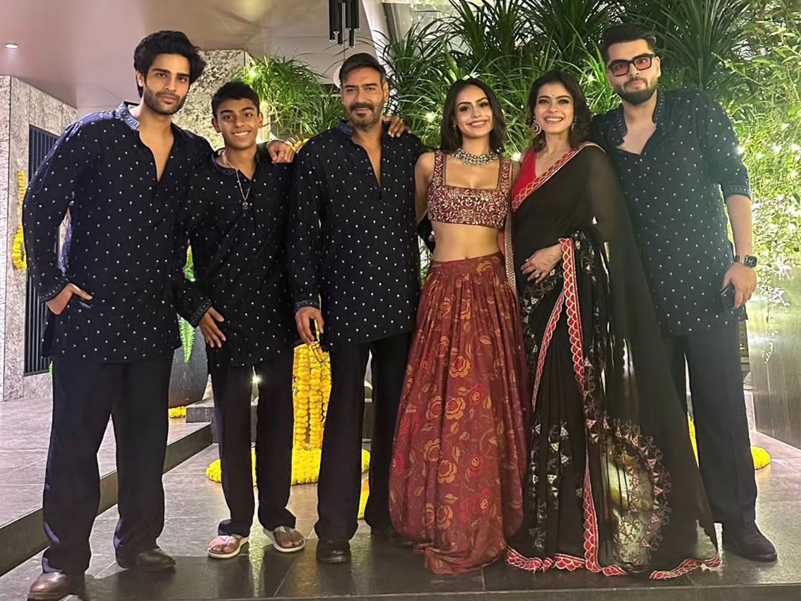 Kajol and Ajay with their family members (Photo/Kajol's Instagram) Kajol and Ajay with their family members (Photo/Kajol's Instagram)