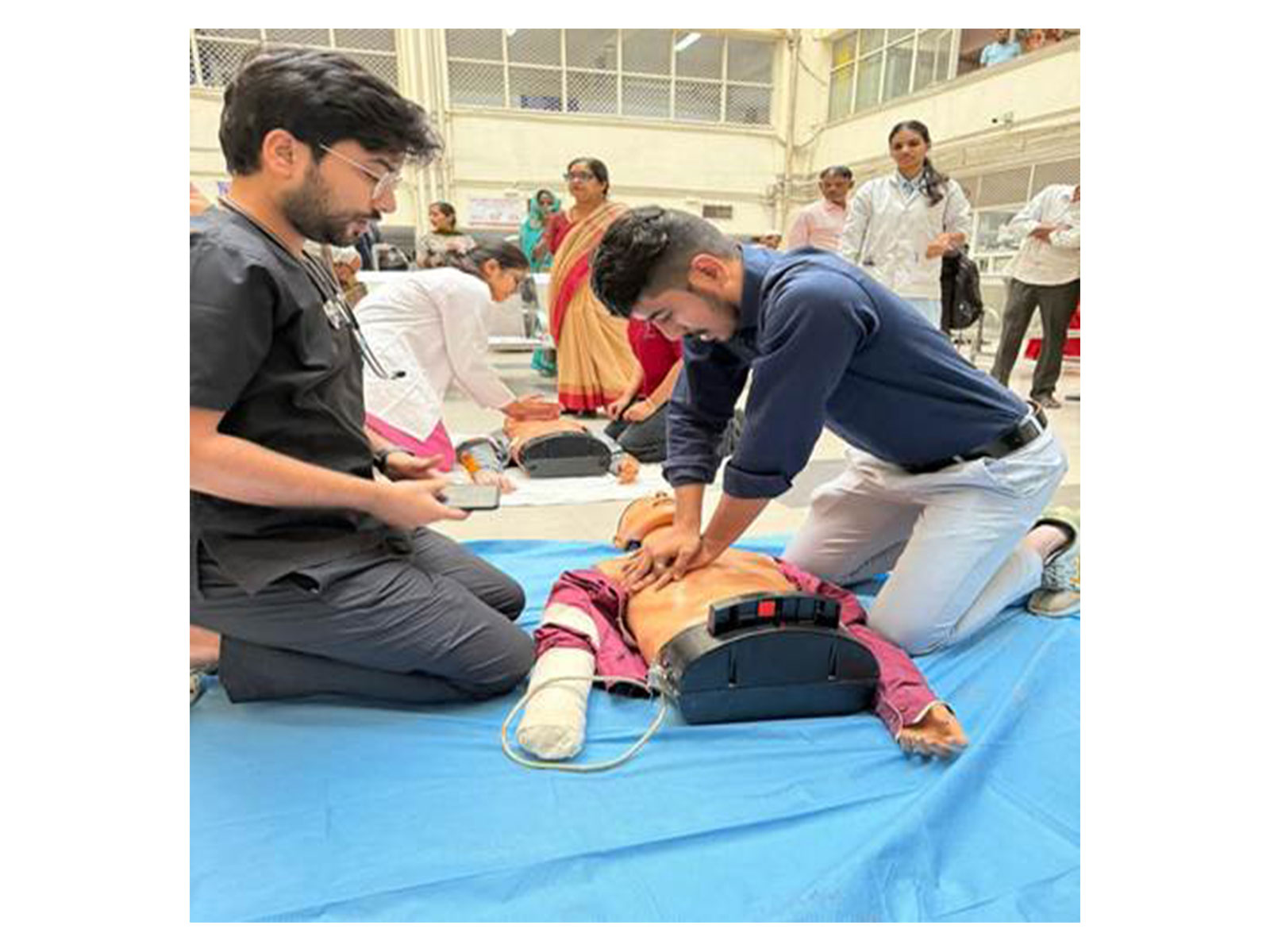 CPR training in progress (Photo/PIB) CPR training in progress (Photo/PIB)