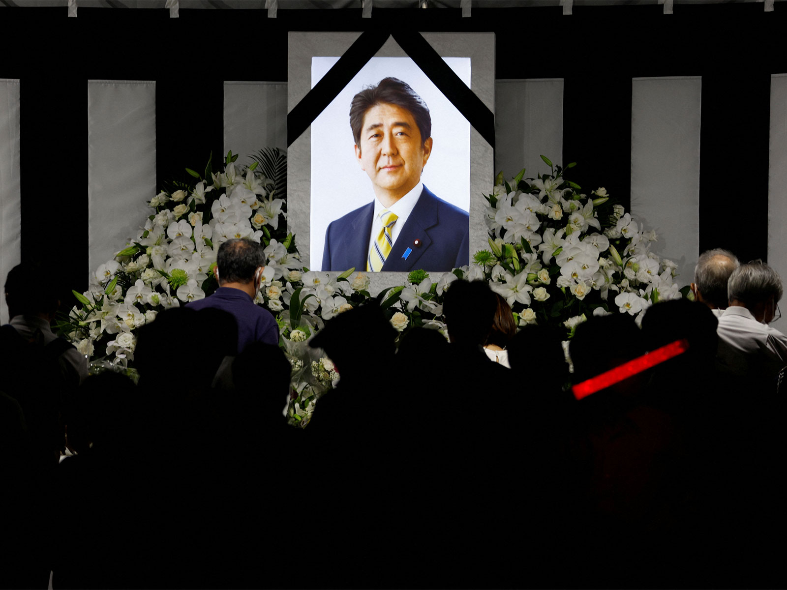 People paying tributes to former Japanese PM Shinzo Abe (File Photo/ Reuters) People paying tributes to former Japanese PM Shinzo Abe (File Photo/ Reuters)