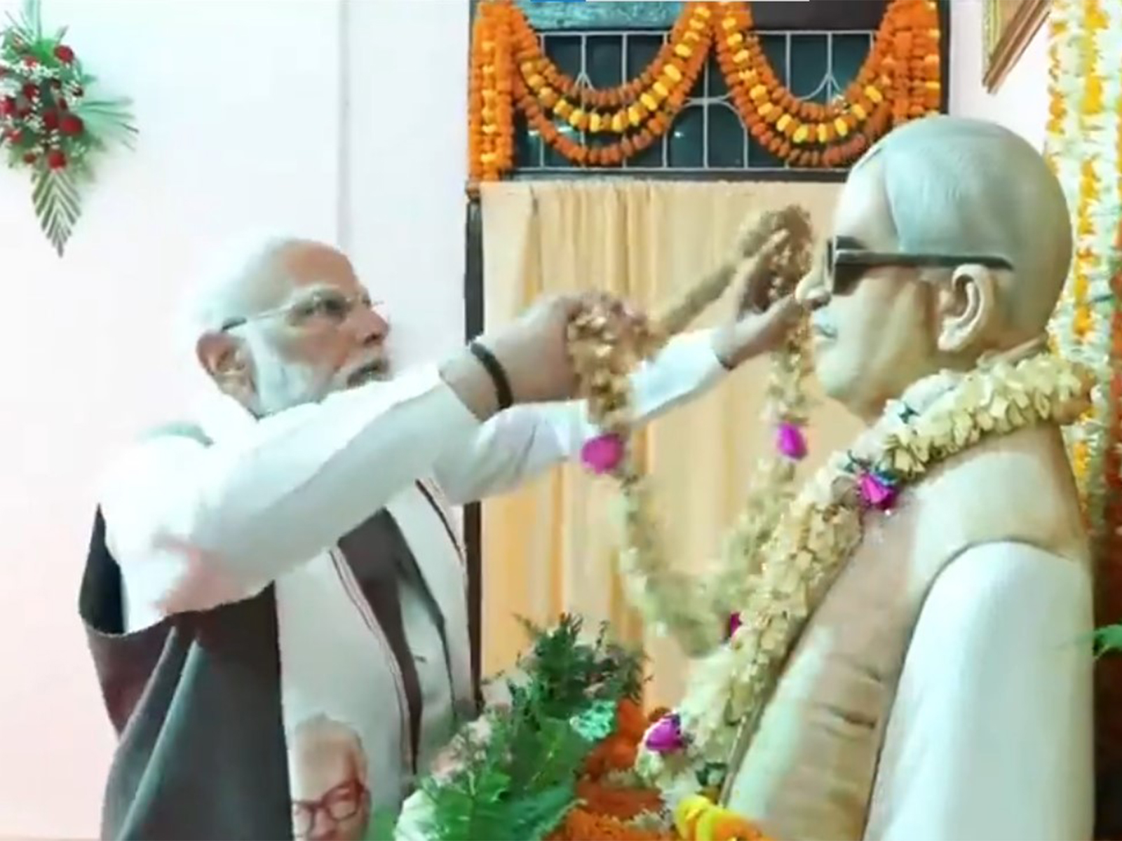 PM Modi pays homage to Bharat Ratna Karpoori Thakur in Samastipur districts. (Photo/ANI) PM Modi pays homage to Bharat Ratna Karpoori Thakur in Samastipur districts. (Photo/ANI)