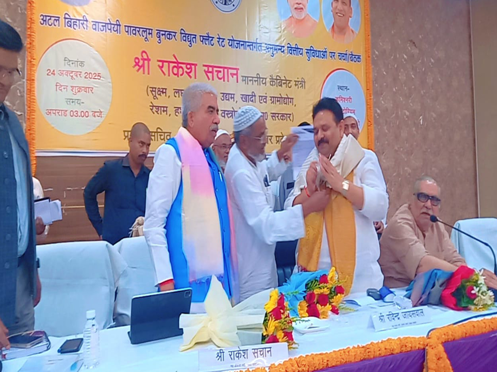During the meeting, weavers and weaver representatives presented their demands (Pic/Varanasi administration) During the meeting, weavers and weaver representatives presented their demands (Pic/Varanasi administration)