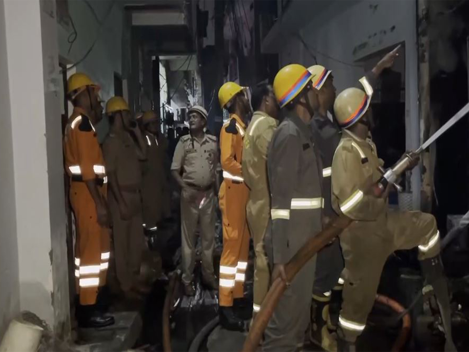 Resuce teams controlling the fire in Lucknow's Usmanpur (Photo/ANI) Resuce teams controlling the fire in Lucknow's Usmanpur (Photo/ANI)