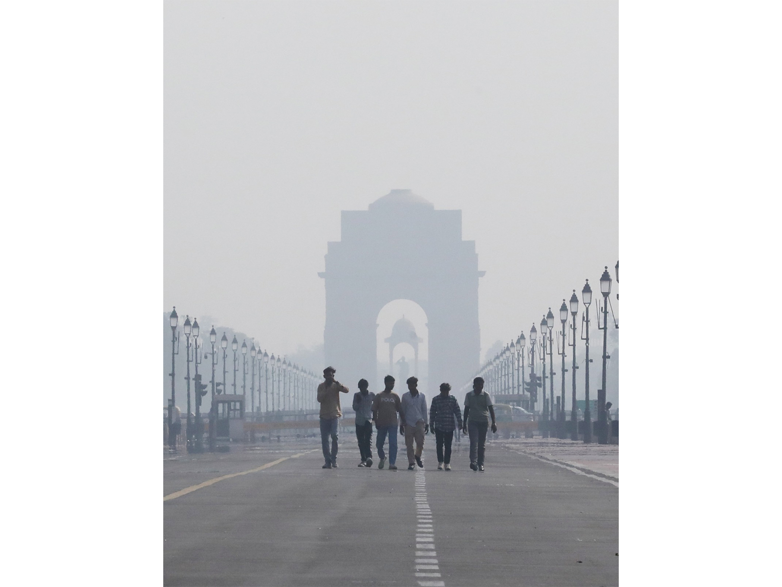 People walk amidst smog as AQI level drops to very poor at Kartavya Path, in New Delhi. (Photo/ANI) People walk amidst smog as AQI level drops to very poor at Kartavya Path, in New Delhi. (Photo/ANI)