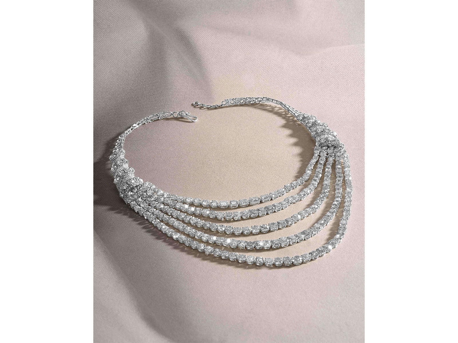 Lot 7 | A Five-Tier Mutual-Cut Diamond Necklace Lot 7 | A Five-Tier Mutual-Cut Diamond Necklace