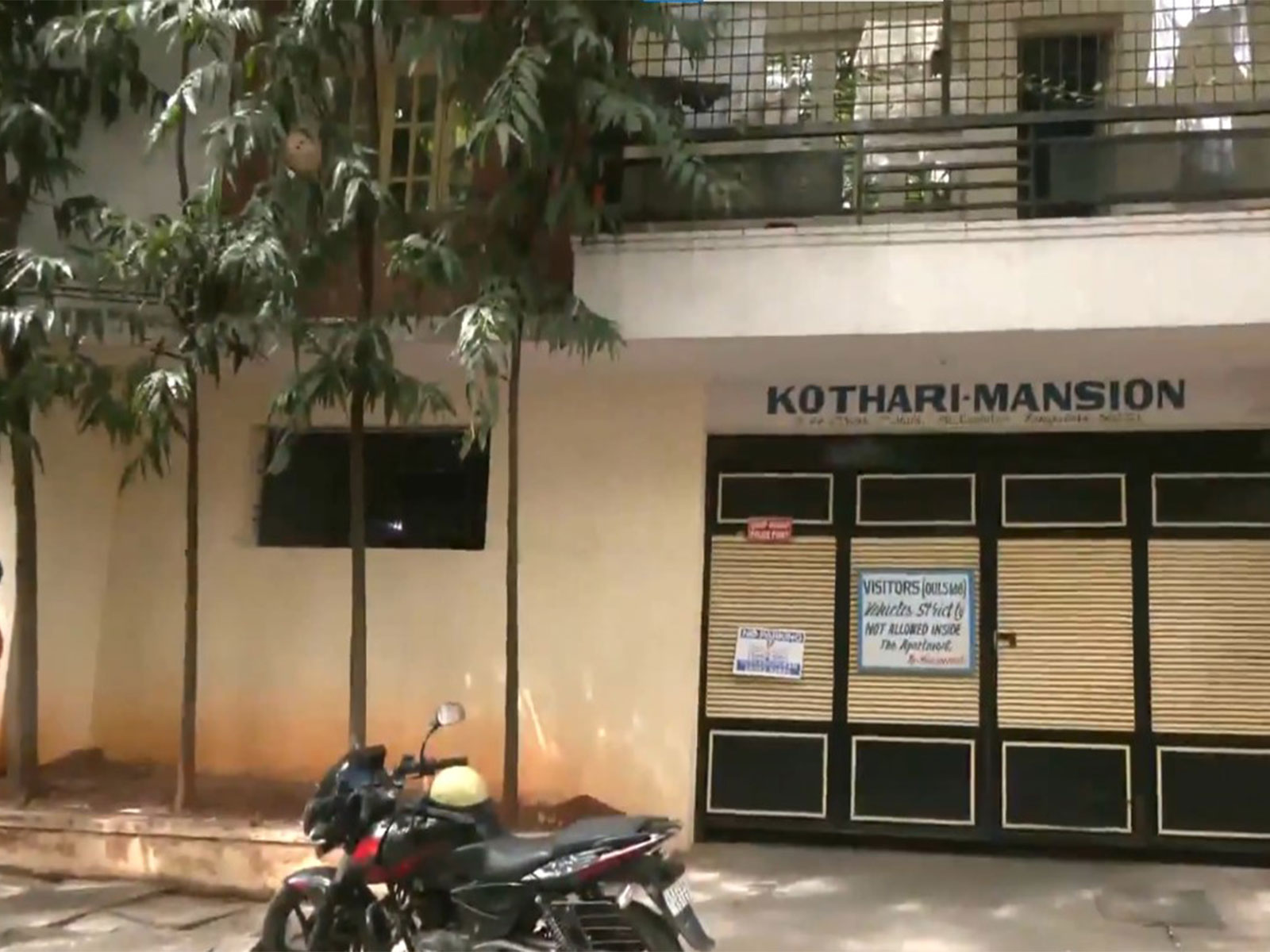 Kerala SIT conducts raid at accused Potti Unnikrishnan's residence in Bengaluru. (Photo/ANI) Kerala SIT conducts raid at accused Potti Unnikrishnan's residence in Bengaluru. (Photo/ANI)