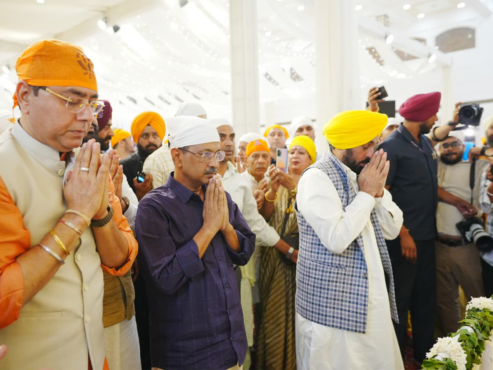 Arvind Kejriwal, Punjab CM participate in kirtan darbar (Photo/ANI) Arvind Kejriwal, Punjab CM participate in kirtan darbar (Photo/ANI)