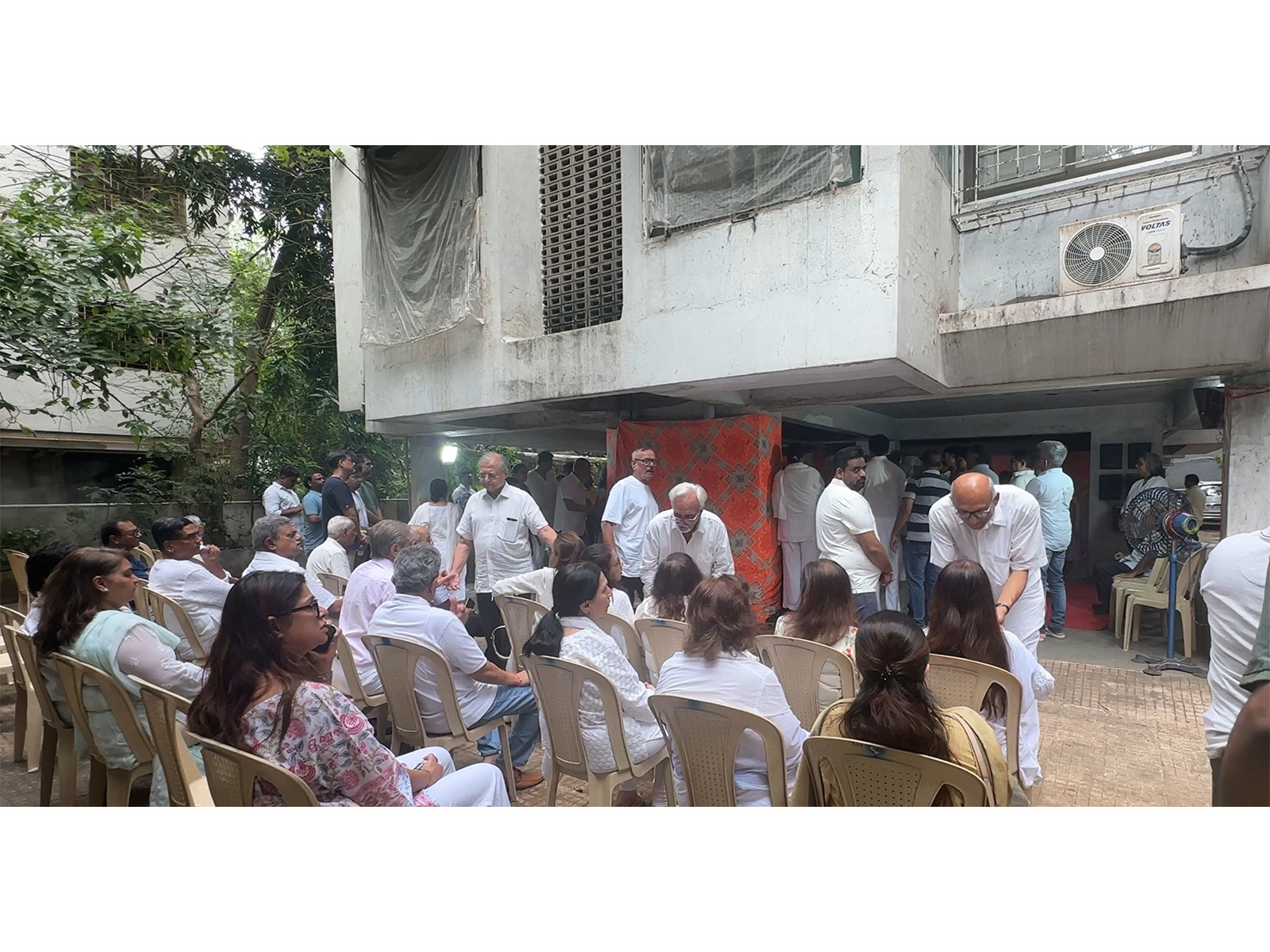Celebs  gather for antim darshan of Satish Shah at his residence (Image source/ANI)  Celebs  gather for antim darshan of Satish Shah at his residence (Image source/ANI)