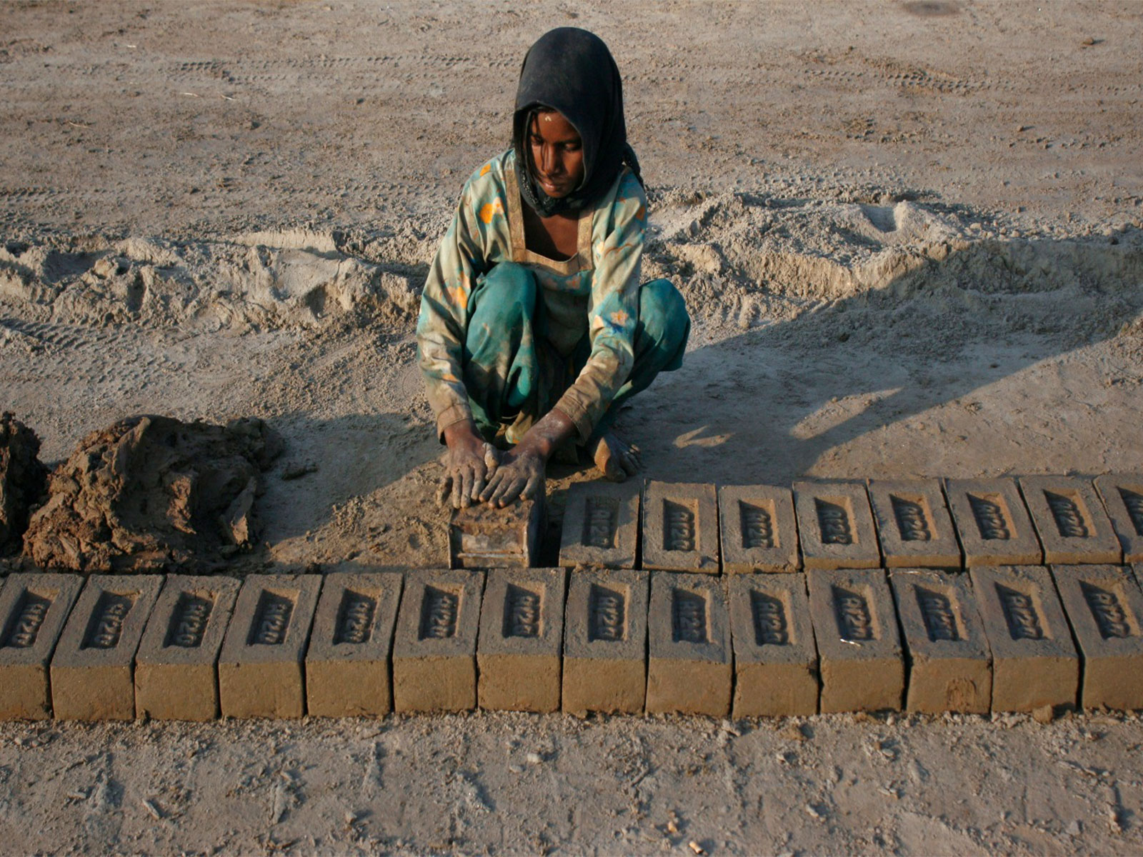 Iqra, a 13 year-old girl, moulds bricks at a brickyard in the outskirts of Faisalabad (Photo/Reuters) Iqra, a 13 year-old girl, moulds bricks at a brickyard in the outskirts of Faisalabad (Photo/Reuters)