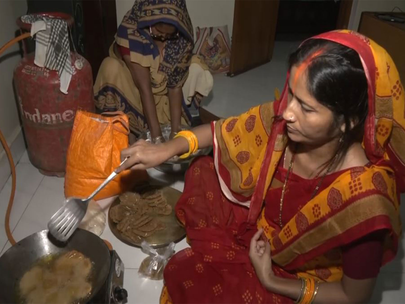 Woman preparing sweet dish 'Thekua' for 'arghya' to the setting Sun this evening (Photo/ANI) Woman preparing sweet dish 'Thekua' for 'arghya' to the setting Sun this evening (Photo/ANI)