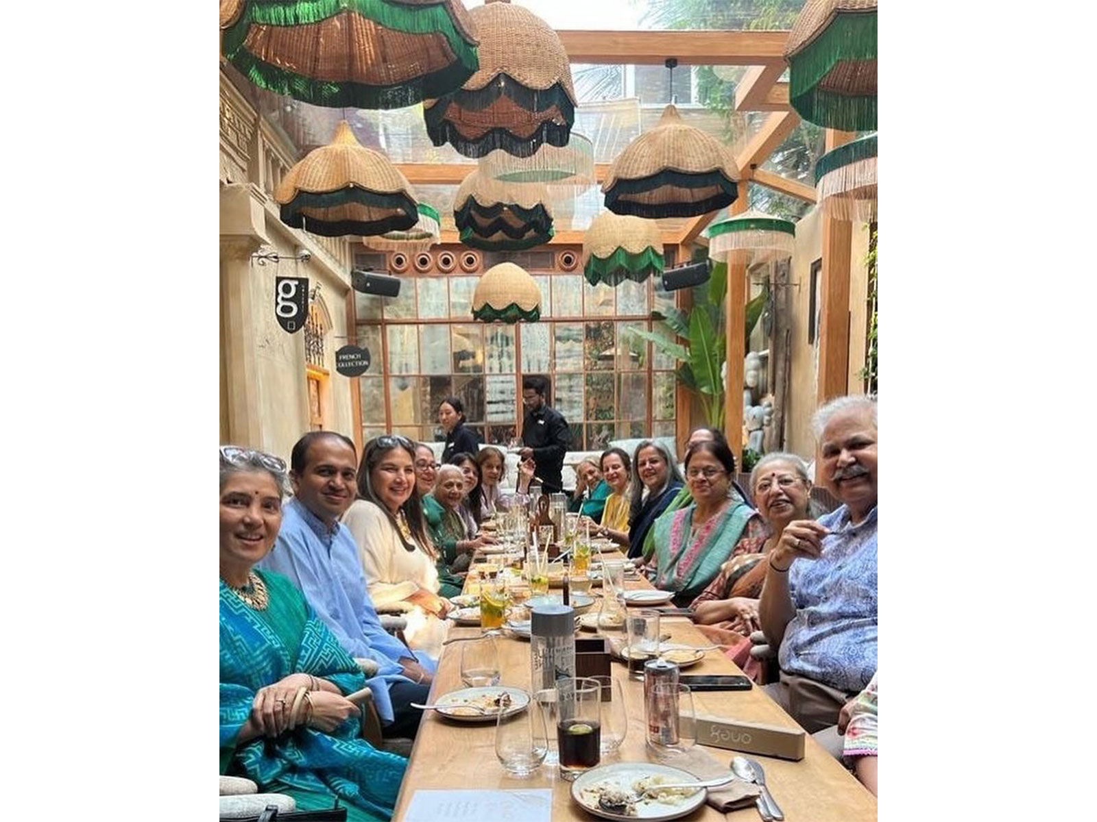 Shabana Azmi, Satish Shah with friends (Photo/instagram/@azmishabana18) Shabana Azmi, Satish Shah with friends (Photo/instagram/@azmishabana18)