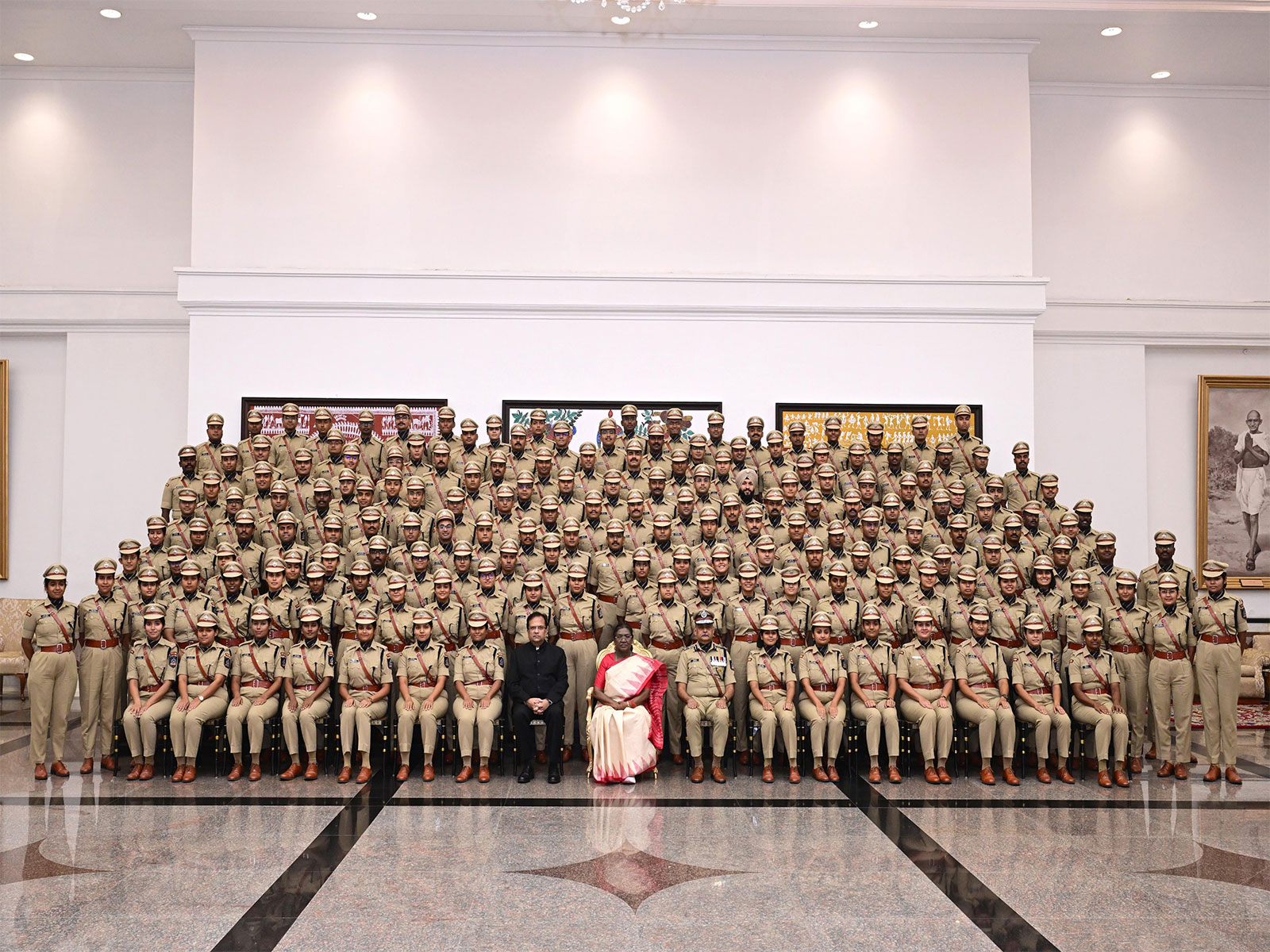 Indian Police Service probationers meet President Droupadi Murmu (Photo/X/@rashtrapatibhvn)