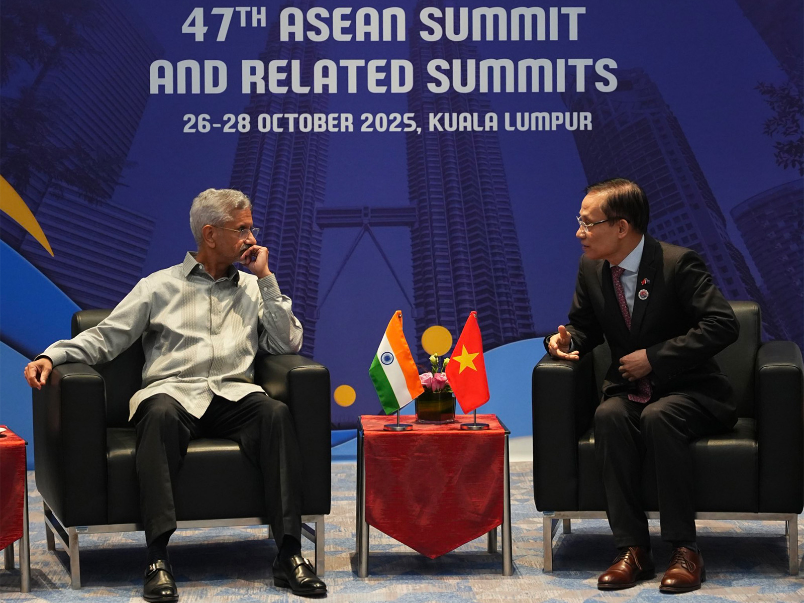 EAM Jaishankar meets Vietnam FM Le Hoai Trung (Photo/X@DrSJaishankar) EAM Jaishankar meets Vietnam FM Le Hoai Trung (Photo/X@DrSJaishankar)