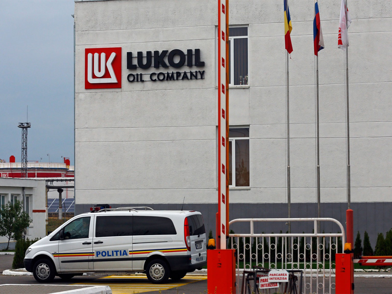 A file photo of Lukoil's refinery near the city of Ploiesti, in southern Romania (Photo/Reuters) A file photo of Lukoil's refinery near the city of Ploiesti, in southern Romania (Photo/Reuters)