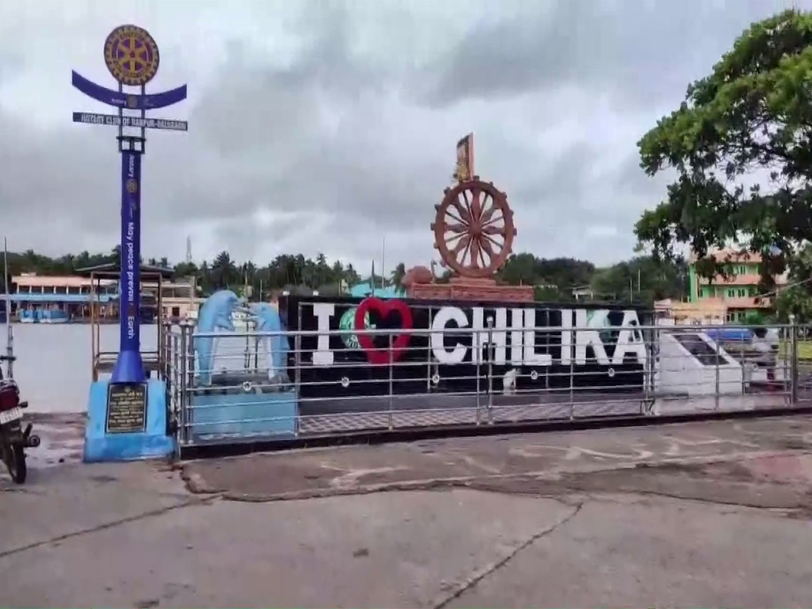 Chilika Lake in Odisha's Khordha district turns rough due to the impact of Cyclone Montha (Photo/ANI) Chilika Lake in Odisha's Khordha district turns rough due to the impact of Cyclone Montha (Photo/ANI)