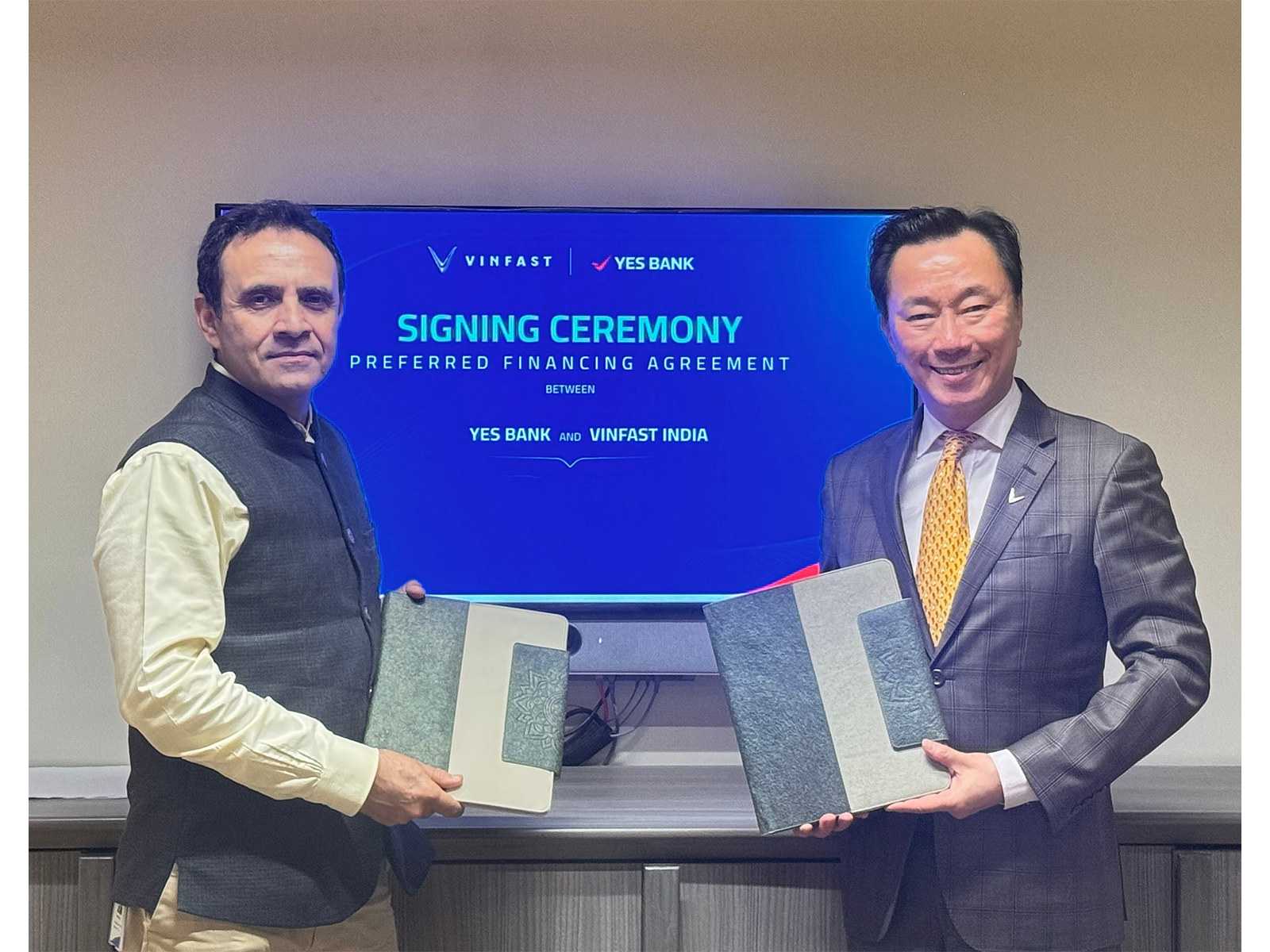 Mr. Pham Sanh Chau (right), CEO of VinFast Asia, and Mr. Sumit Bali, Country Head Retail Assets and Debt Management at YES BANK, at the signing ceremony