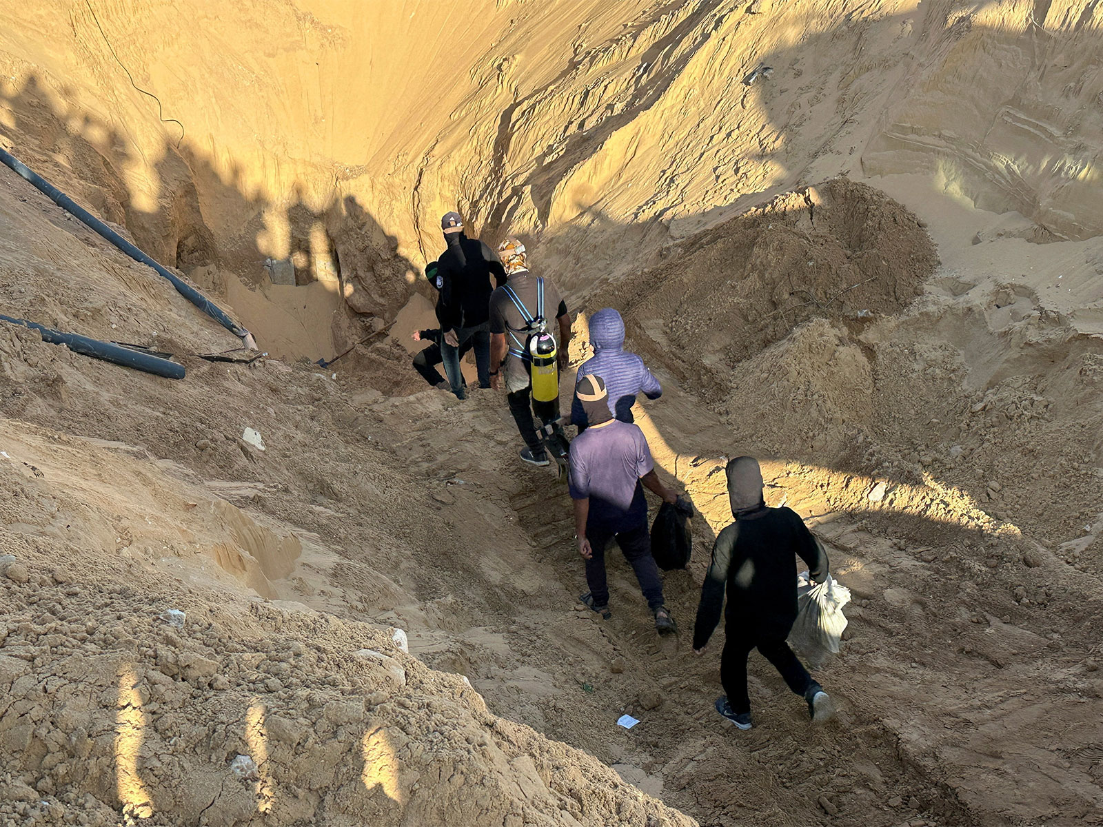 Searches for deceased hostages amid ceasefire between Israel and Hamas, in Khan Younis (Photo/Reuters)