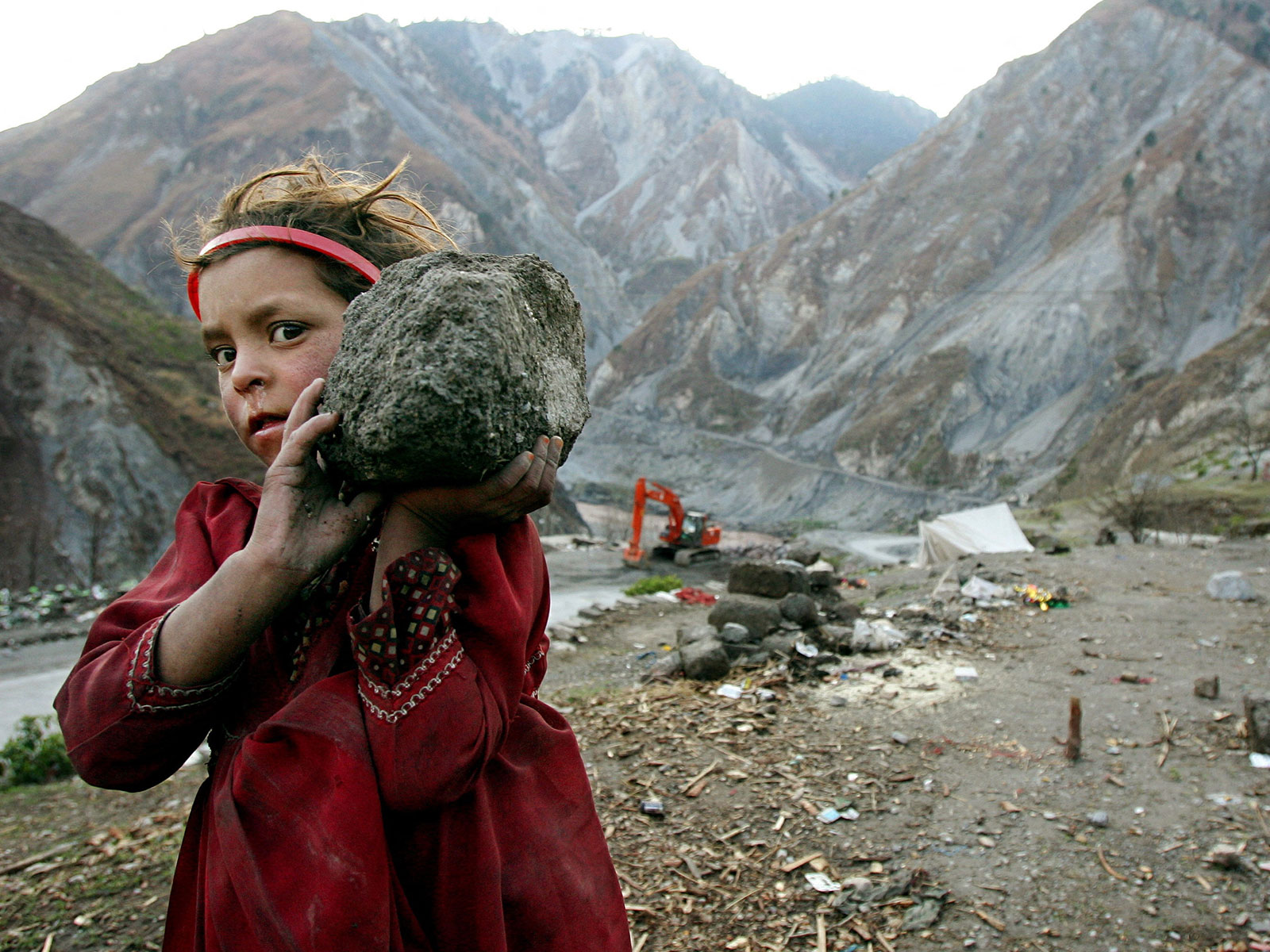 A Kashmiri girl refugee carries a stone to help her father to build a wall in the Neelum Valley near Kamsar camp some 10 km (6 miles) north of the earthquake-devastated city of Muzaffarabad in Pakistan occupied Kashmir (Photo/Reuters) A Kashmiri girl refugee carries a stone to help her father to build a wall in the Neelum Valley near Kamsar camp some 10 km (6 miles) north of the earthquake-devastated city of Muzaffarabad in Pakistan occupied Kashmir (Photo/Reuters)