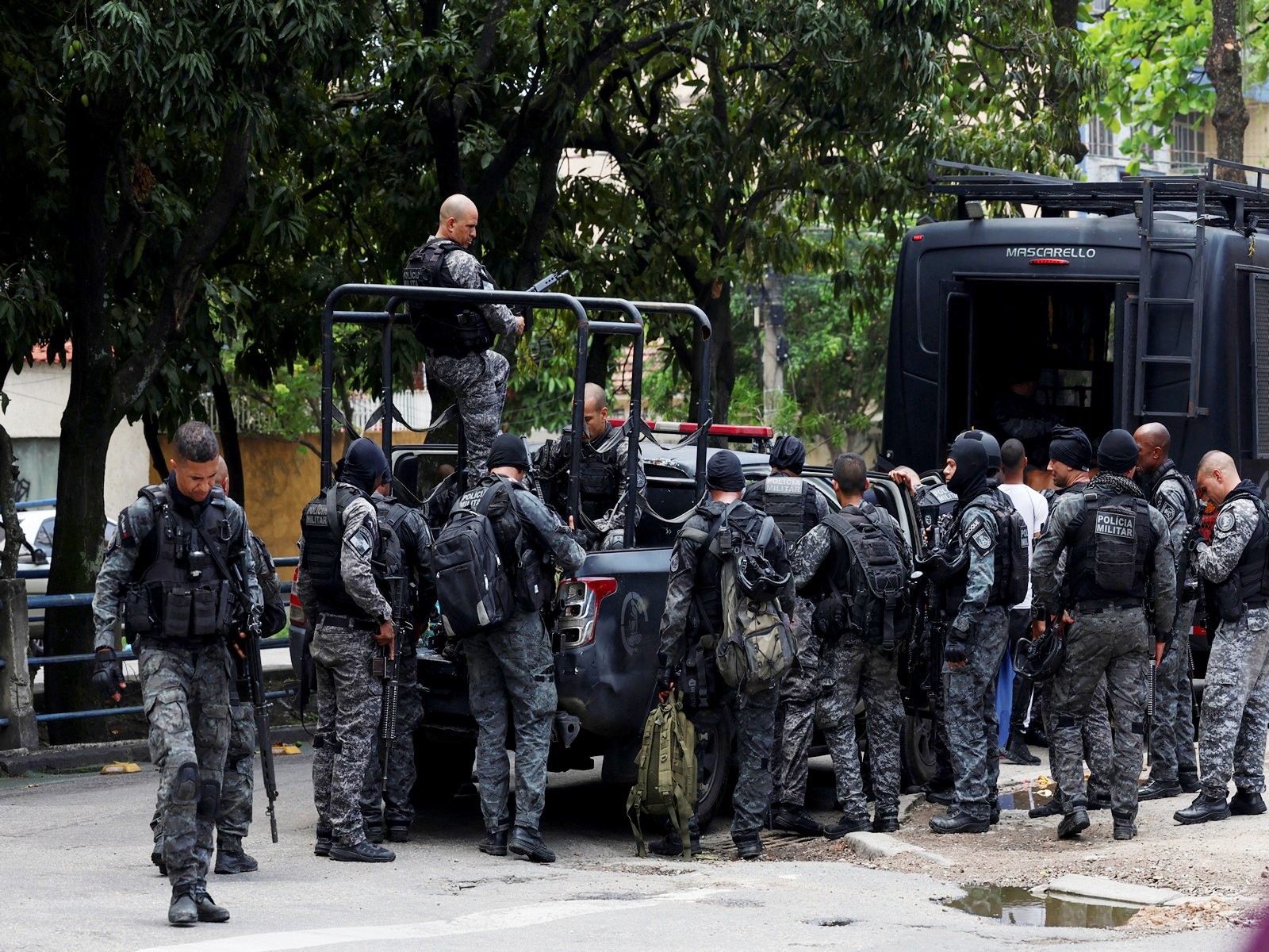 Members of the military police special unit gather to detain suspected drug dealers during a police operation against drug trafficking at the favela do Penha, in Rio de Janeiro, Brazil (Photo/Reuters) Members of the military police special unit gather to detain suspected drug dealers during a police operation against drug trafficking at the favela do Penha, in Rio de Janeiro, Brazil (Photo/Reuters)
