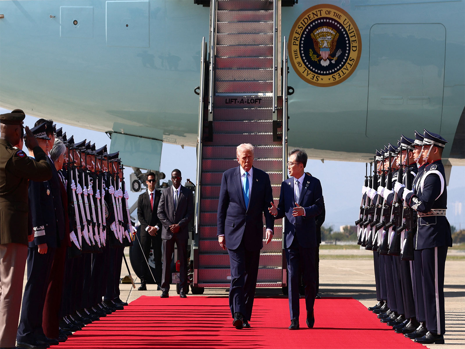 US President Donald Trump arrives in South Korea (Photo/ Reuters) US President Donald Trump arrives in South Korea (Photo/ Reuters)