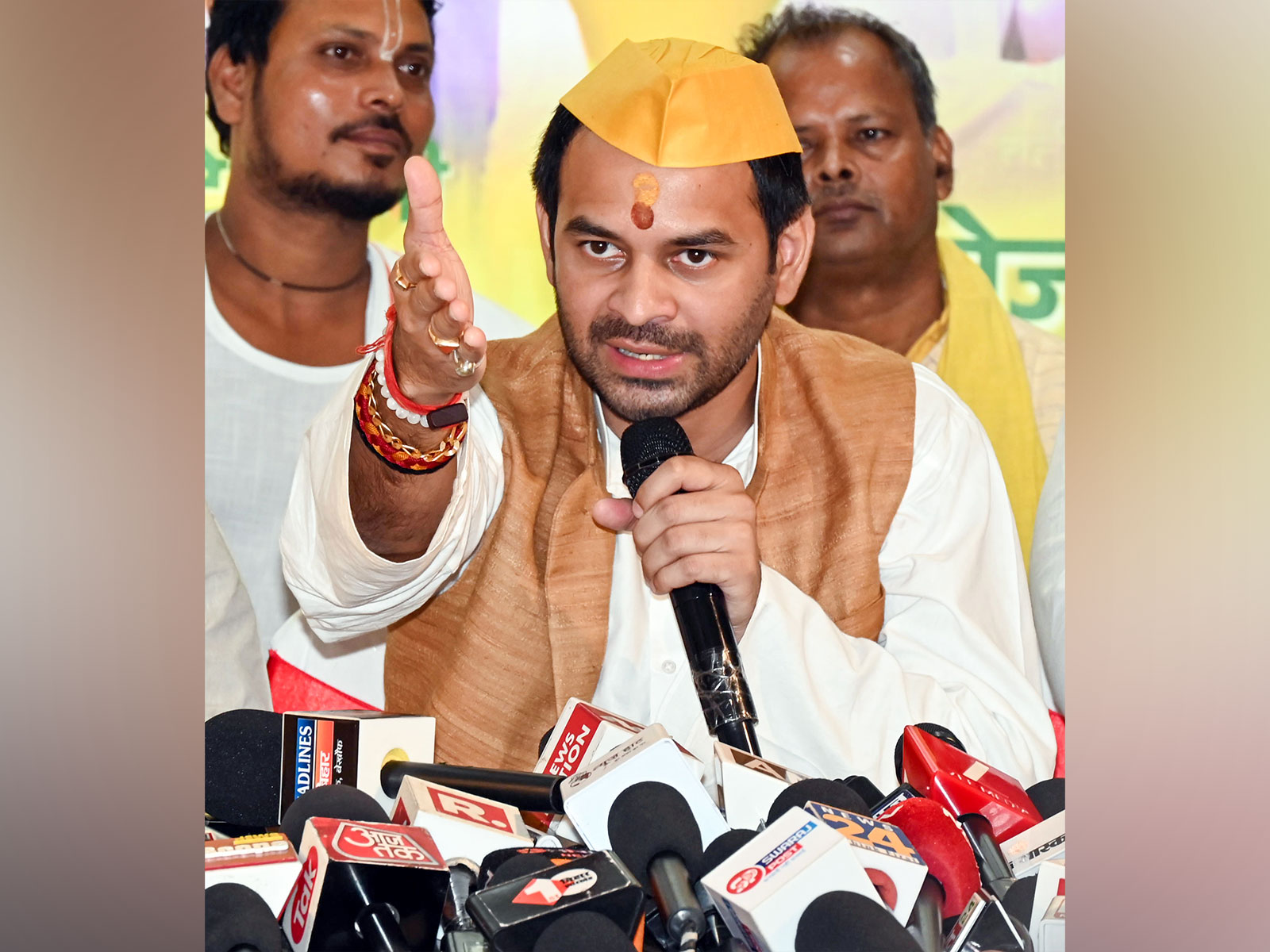 JJD chief Tej Pratap Yadav (File Photo/ANI) JJD chief Tej Pratap Yadav (File Photo/ANI)