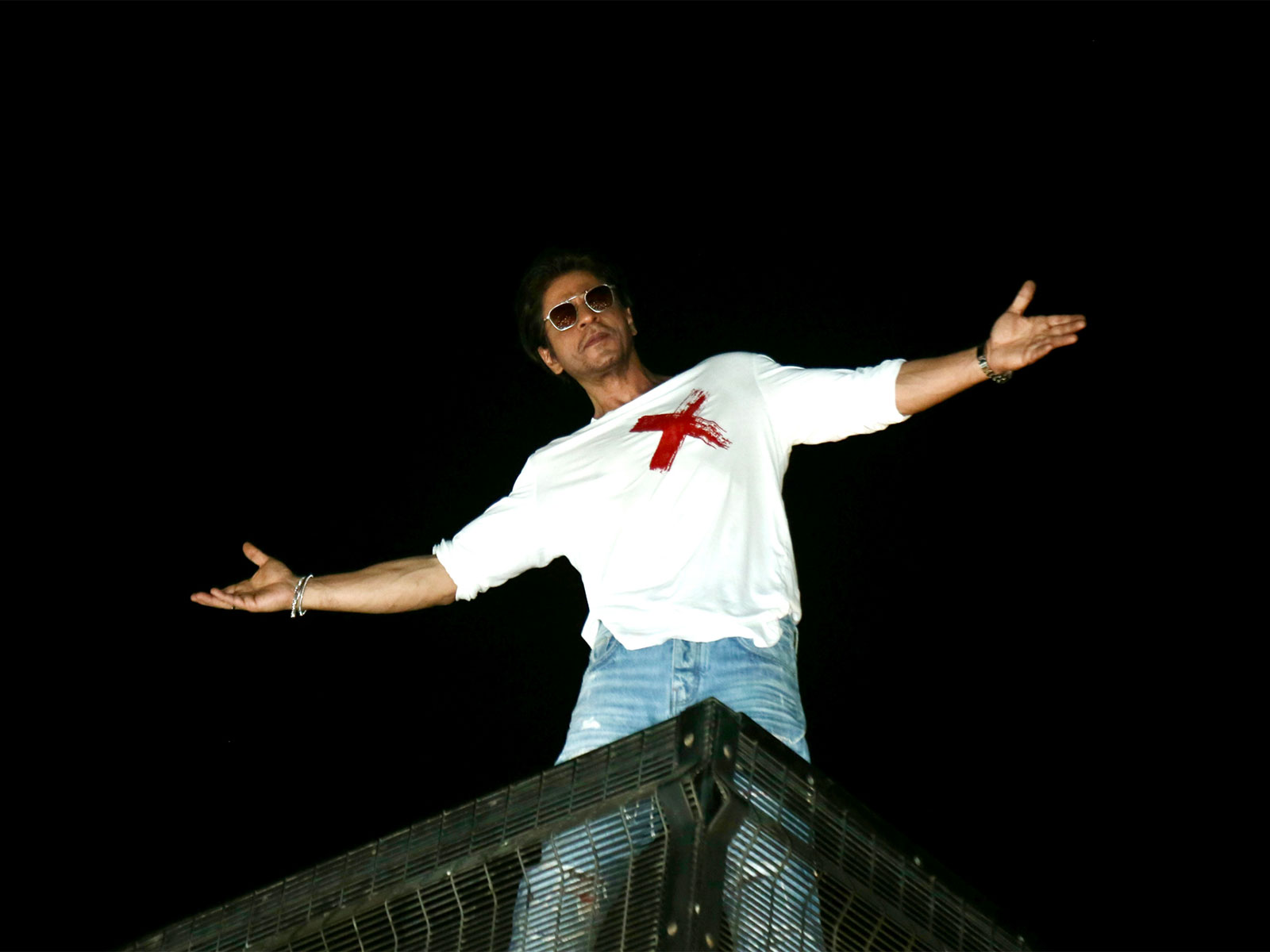 Shah Rukh Khan from Mannat balcony (File photo: ANI) Shah Rukh Khan from Mannat balcony (File photo: ANI)