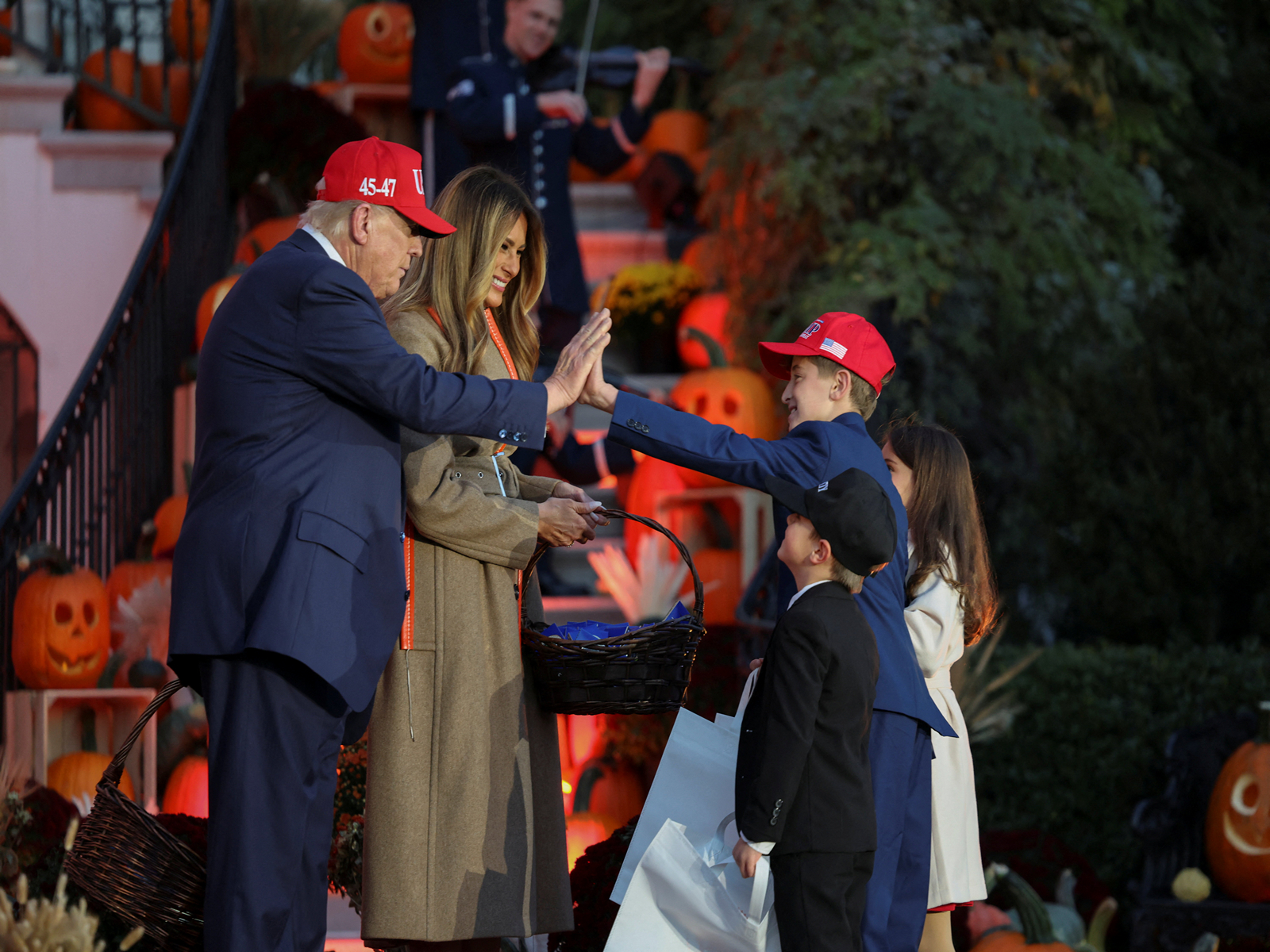 U.S. President Donald Trump high-fives a child dressed like him next to first lady Melania Trump as they give out treats during a Halloween event at the White House in Washington (Photo/Reuters) U.S. President Donald Trump high-fives a child dressed like him next to first lady Melania Trump as they give out treats during a Halloween event at the White House in Washington (Photo/Reuters)