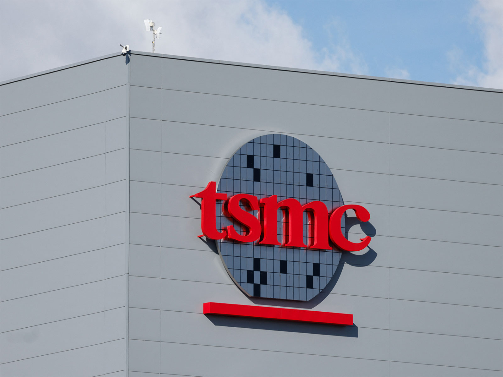 The logo of Taiwan Semiconductor Manufacturing Company (TSMC) is displayed at its fabrication plant in Kaohsiung, Taiwan. (File Photo/ Reuters)
