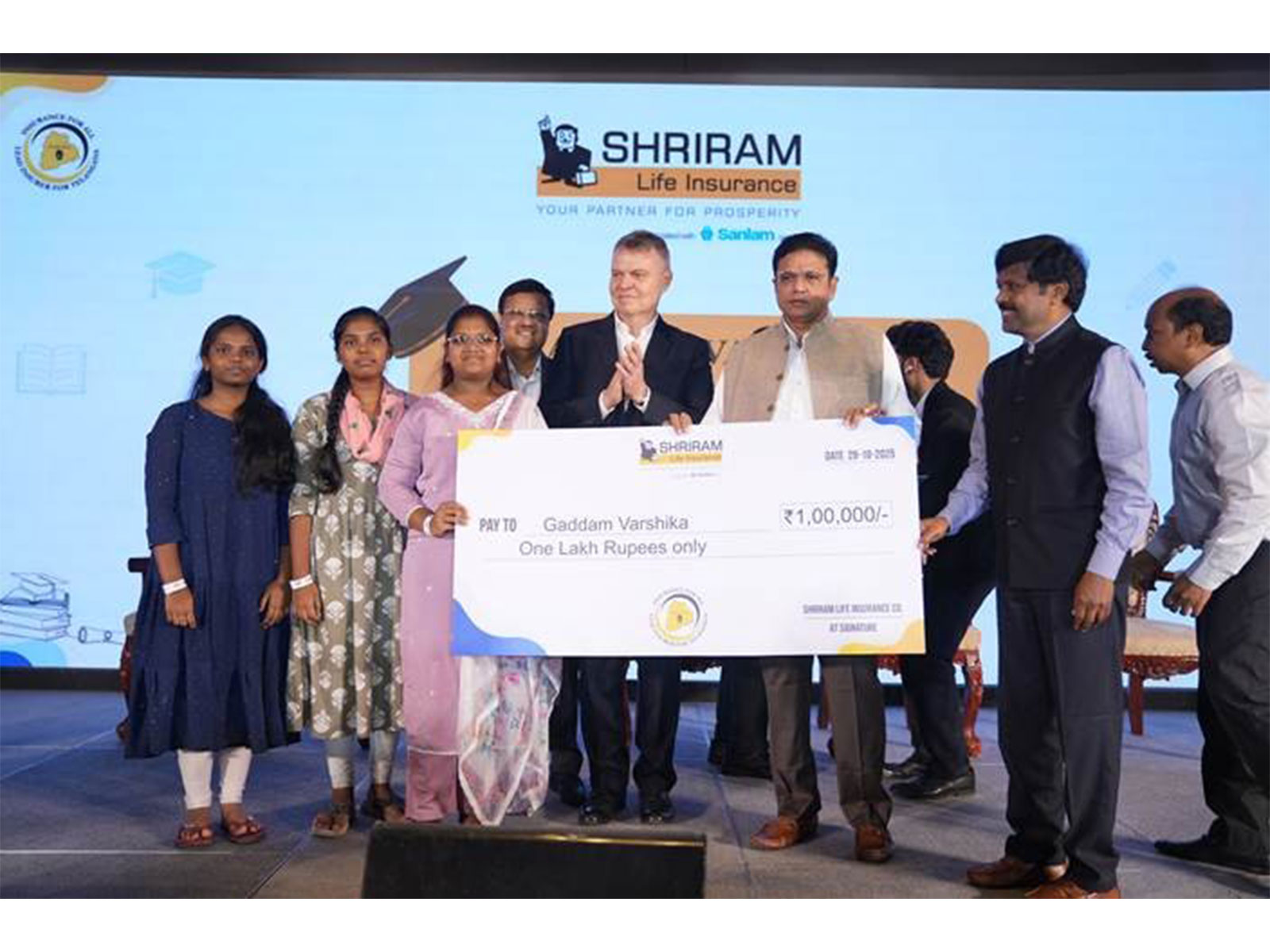 Casparus J.H. Kromhout, MD and CEO, Shriram Life and D. Sridhar Babu, Minister of IT and Industries, Govt of Telangana, awarding a scholarship at an event by Shriram Life Insurance Casparus J.H. Kromhout, MD and CEO, Shriram Life and D. Sridhar Babu, Minister of IT and Industries, Govt of Telangana, awarding a scholarship at an event by Shriram Life Insurance
