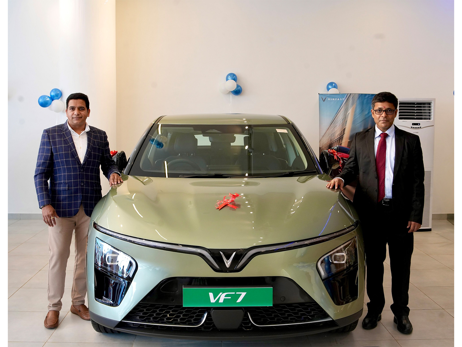 (Right to left) Mr. Tapan Ghosh, CEO of VinFast India along with Mr. Santosh Dhone, Dealer Principal inaugurated VinFast Hadapsar & Baner, Pune (Right to left) Mr. Tapan Ghosh, CEO of VinFast India along with Mr. Santosh Dhone, Dealer Principal inaugurated VinFast Hadapsar & Baner, Pune