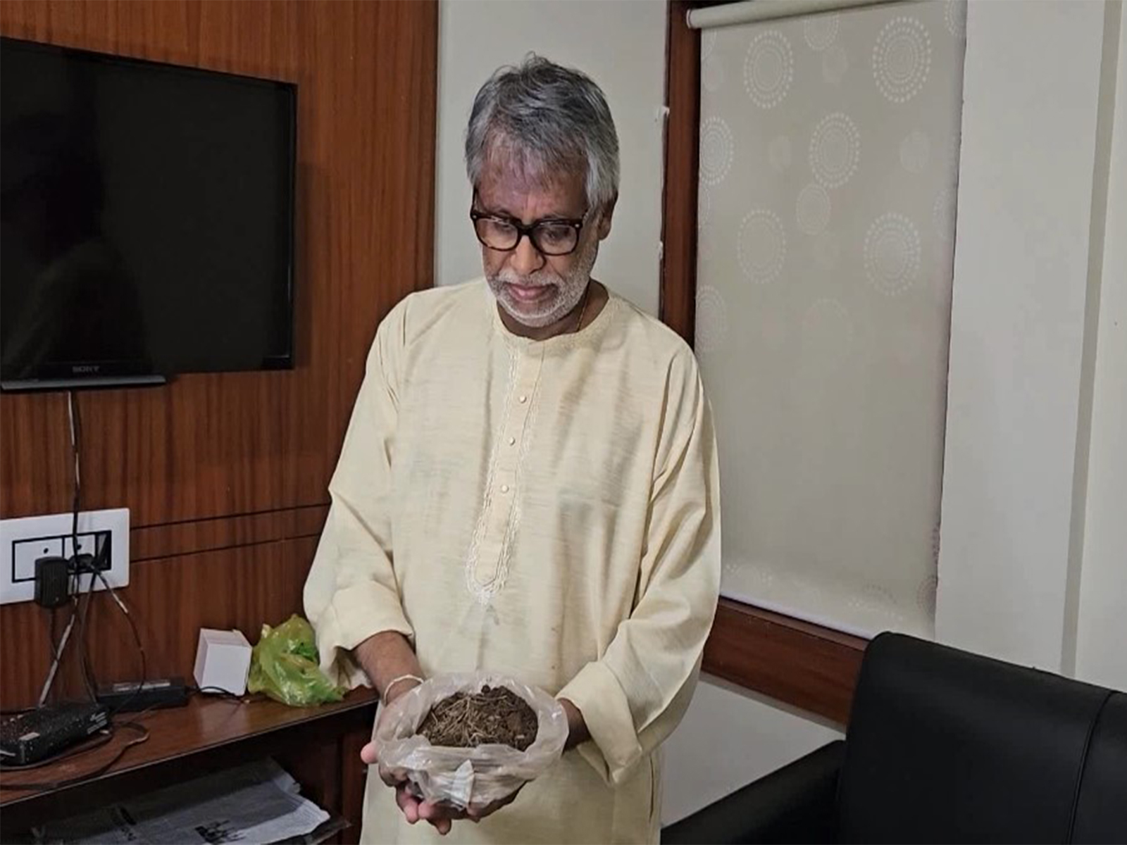 Mauritian citizen Ramrup Jagannath with Odisha's soil (Photo/ANI) Mauritian citizen Ramrup Jagannath with Odisha's soil (Photo/ANI)