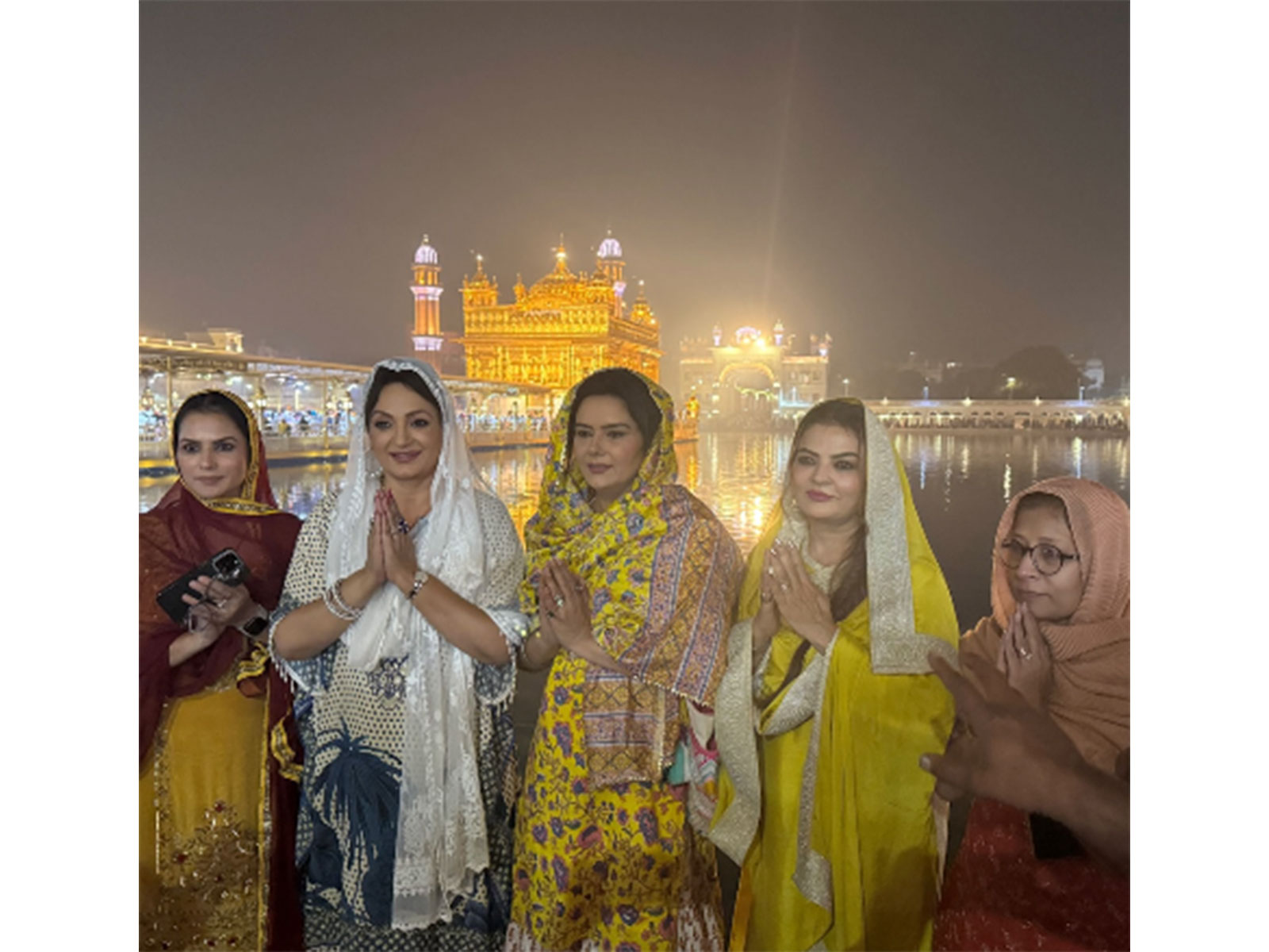 ‘Badaa Karara Pudna’ team visits Golden Temple (Photo/Instagram@upasnasinghofficial)