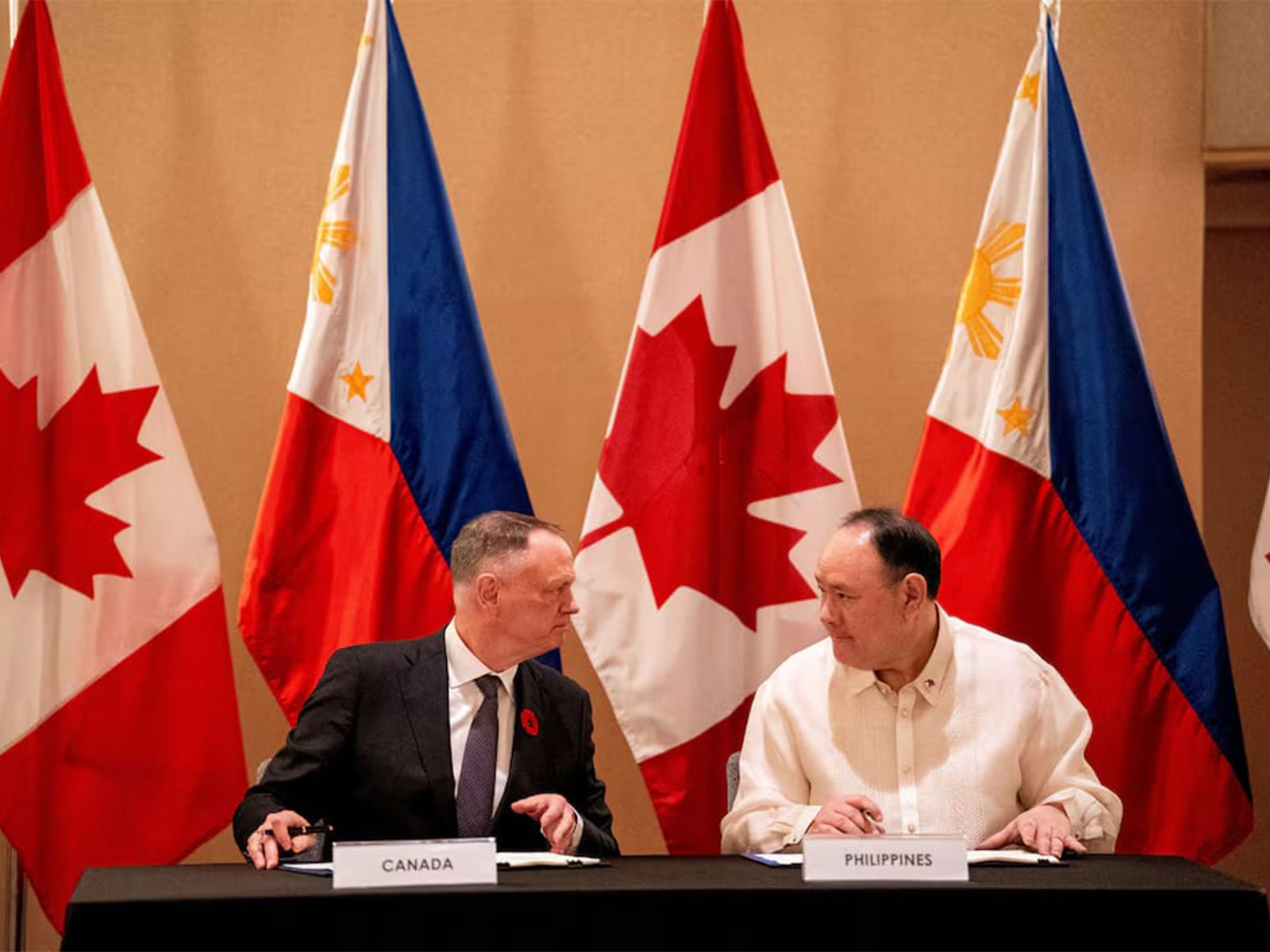 Canadian Defence Minister David McGuinty and Philippine Defence Secretary Gilberto Teodoro Jr sign the SOVFA in Makati City, Metro Manila. (Photo/Reuters) Canadian Defence Minister David McGuinty and Philippine Defence Secretary Gilberto Teodoro Jr sign the SOVFA in Makati City, Metro Manila. (Photo/Reuters)