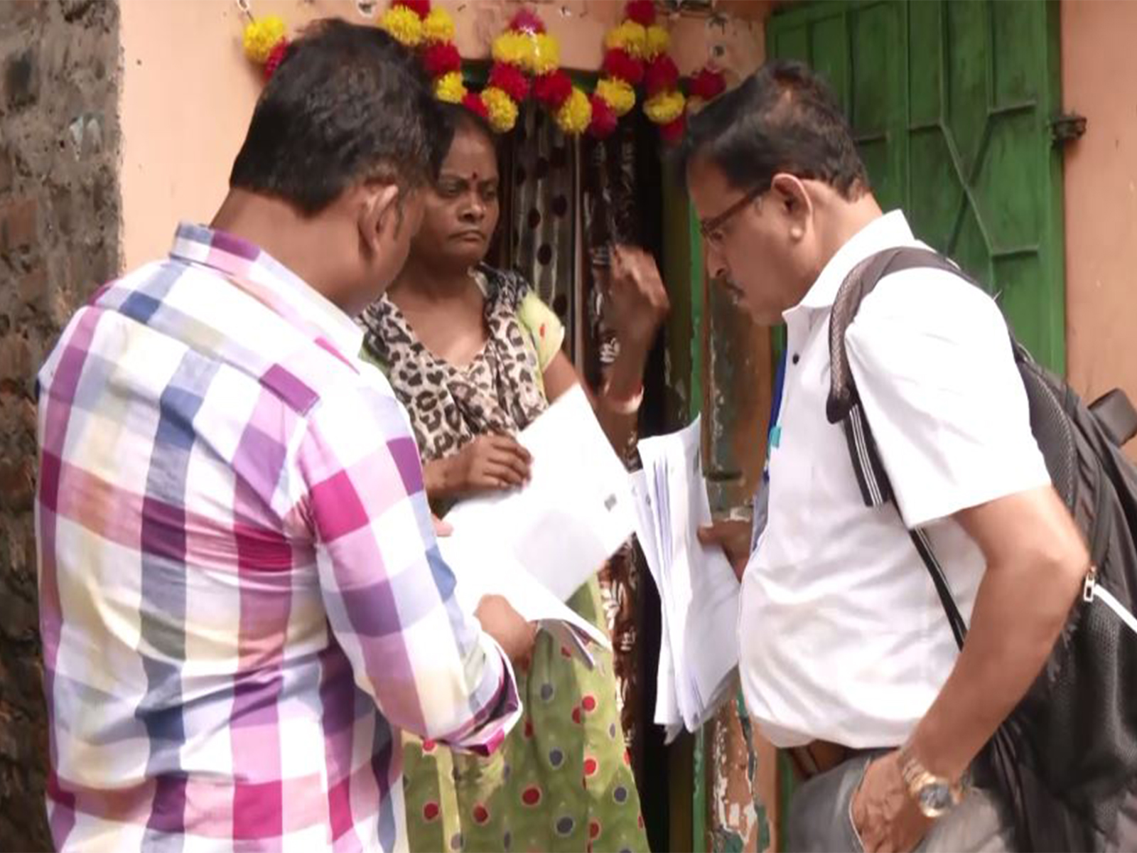 BLO Rajesh Singh distributes enumertion forms in Rashbehari Assembly constituency in Kolkata (Photo/ANI)