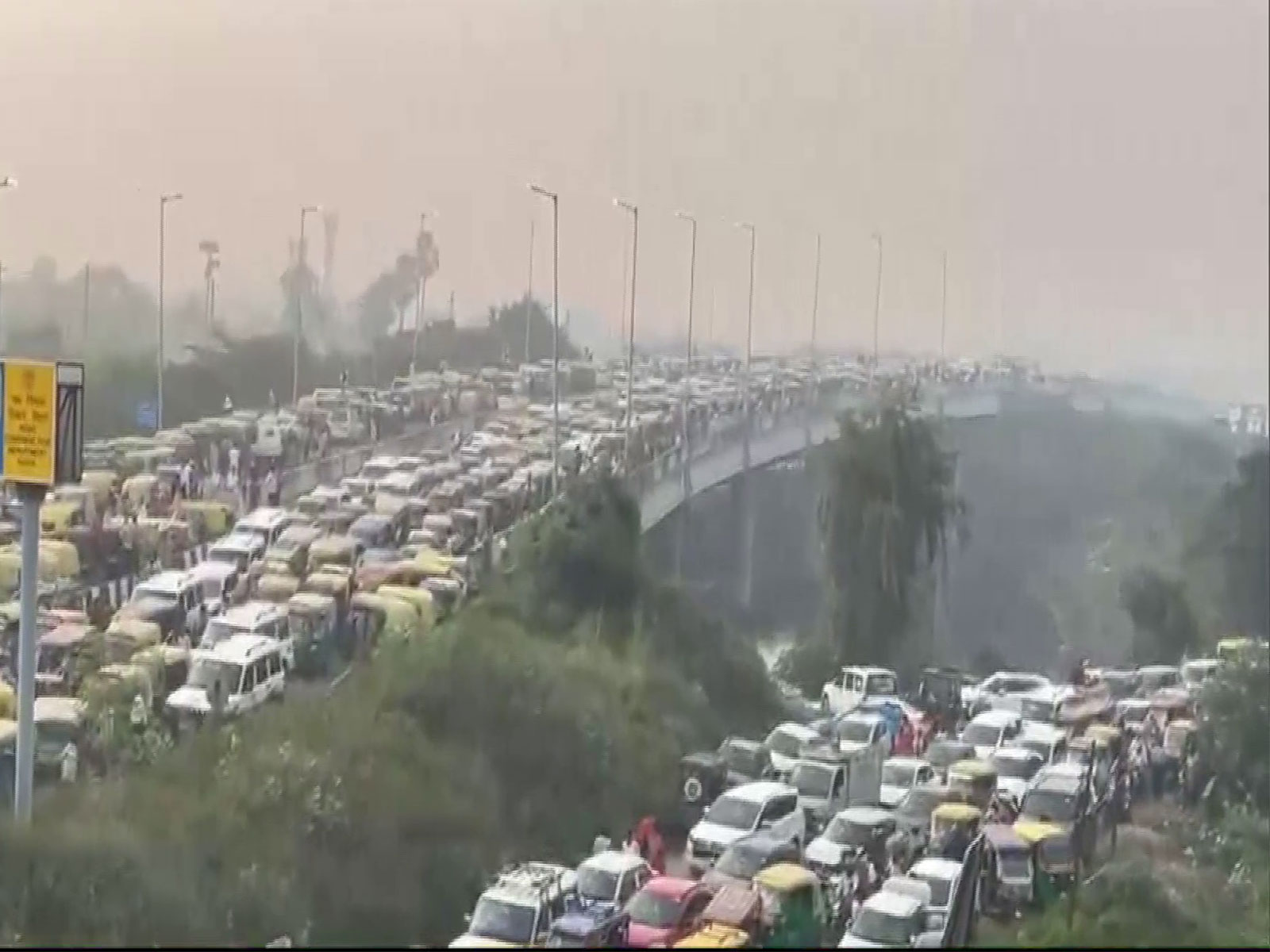 Massive traffic snarl seen at Digha AIIMS Road in Patna. (Photo/ANI)