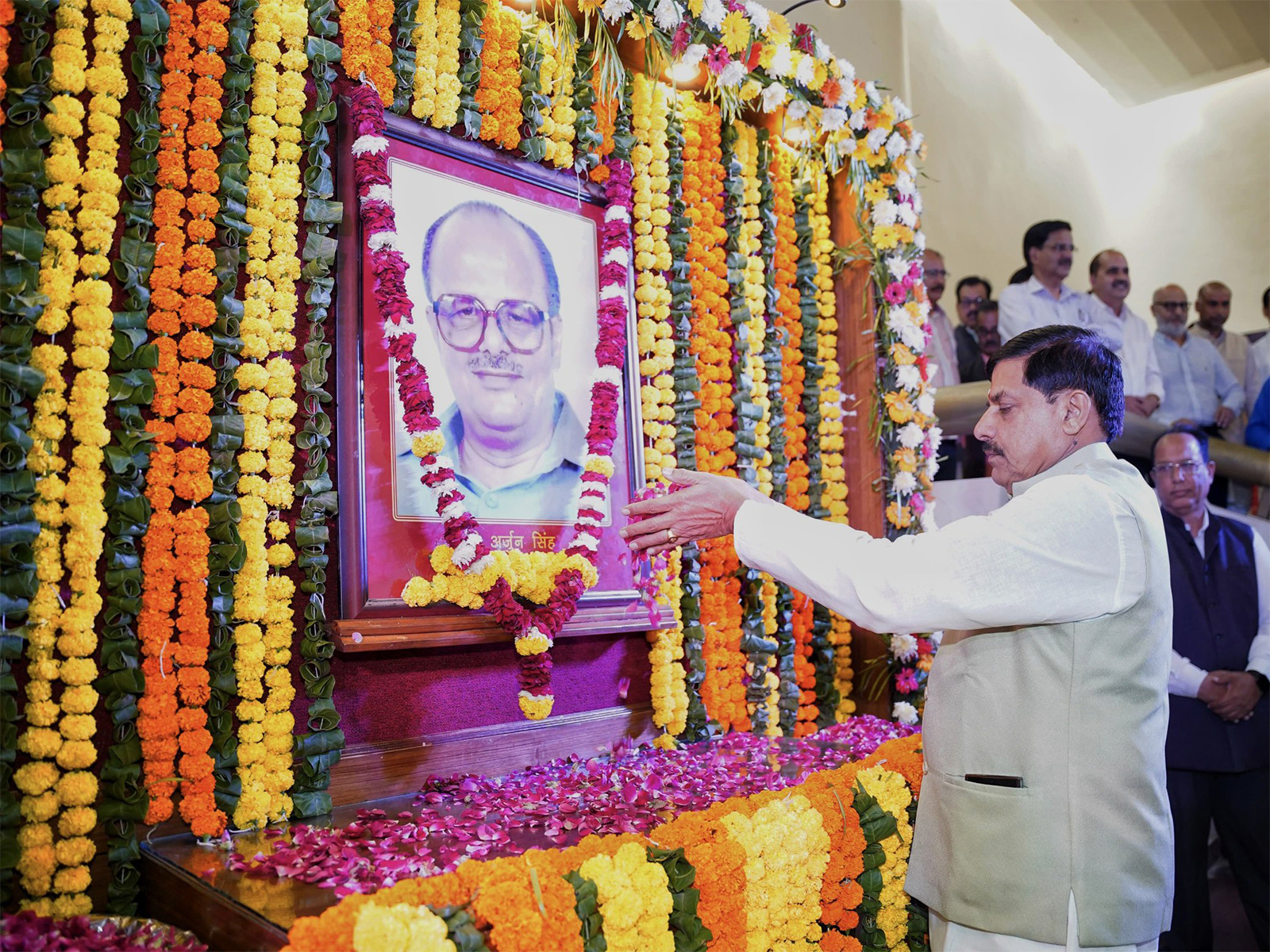 MP CM Mohan Yadav is paying floral tributes to former CM Arjun Singh at state assembly in Bhopal (Photo / X @DrMohanYadav51) MP CM Mohan Yadav is paying floral tributes to former CM Arjun Singh at state assembly in Bhopal (Photo / X @DrMohanYadav51)